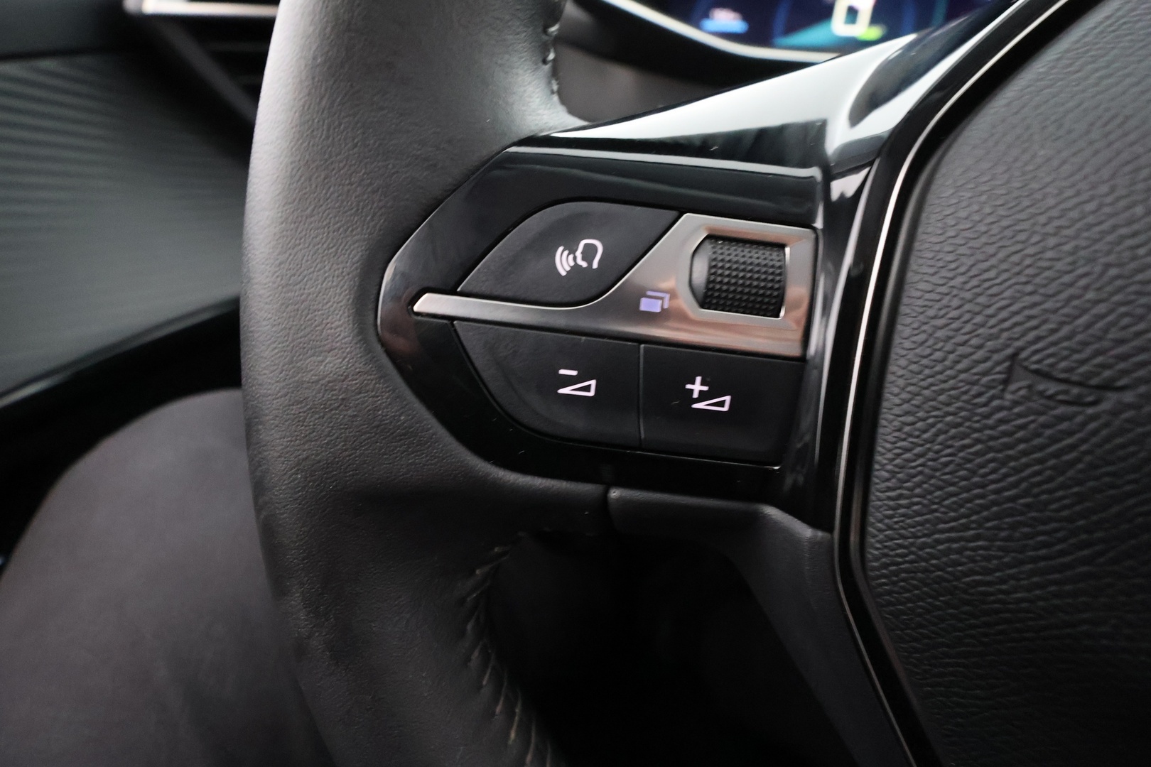 PEUGEOT e-208 2023