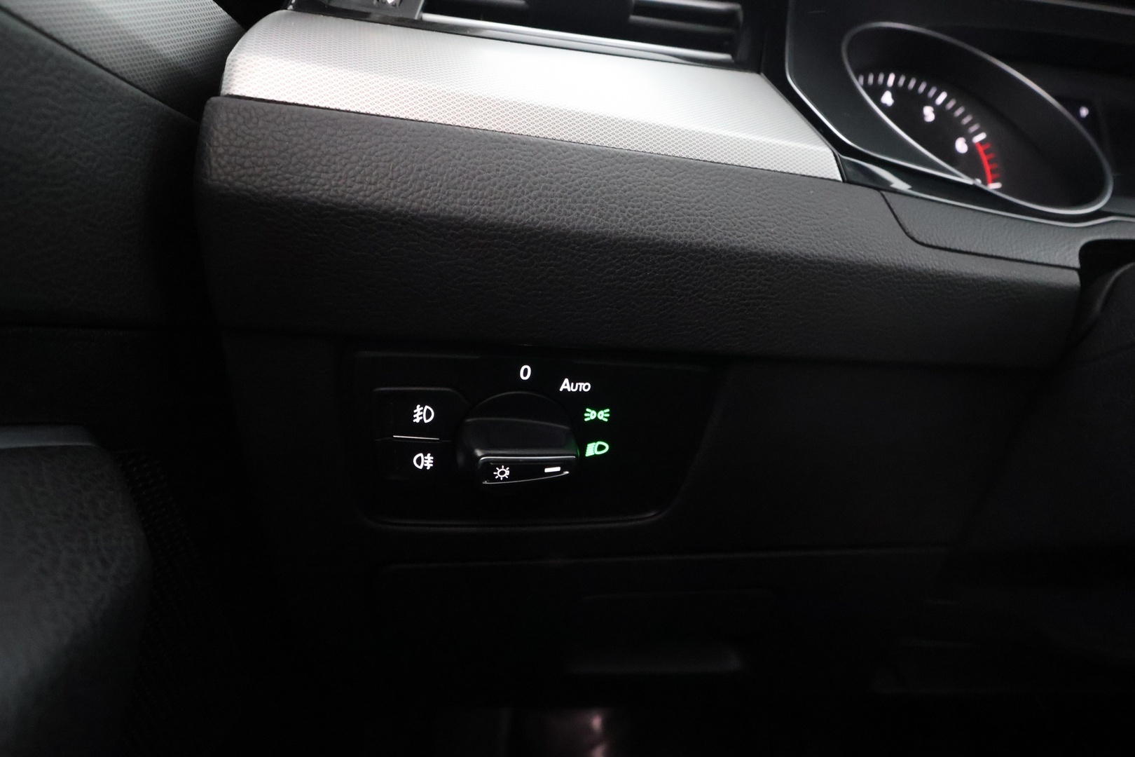 VOLKSWAGEN Passat 16