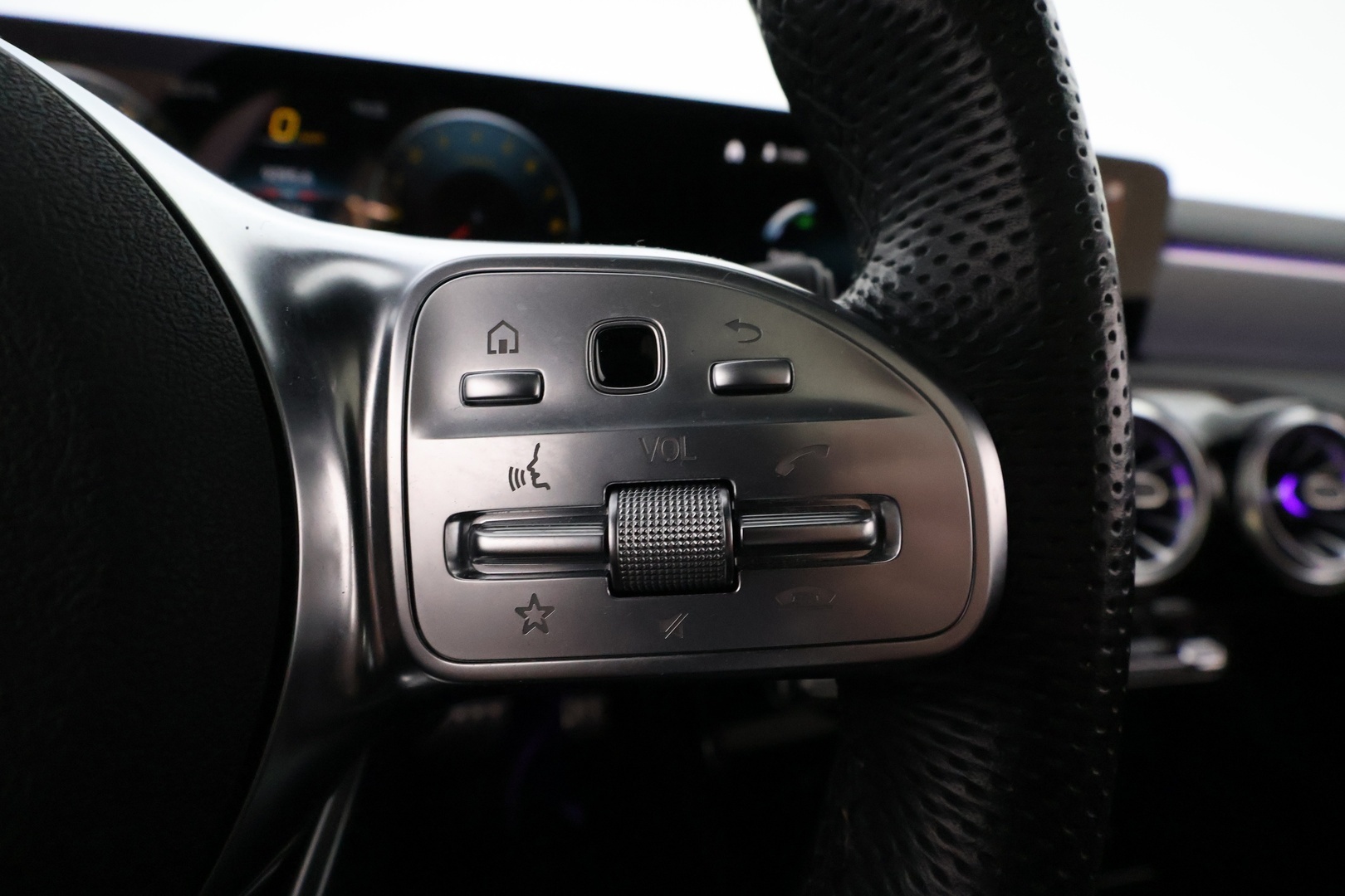 MERCEDES-BENZ A 2022