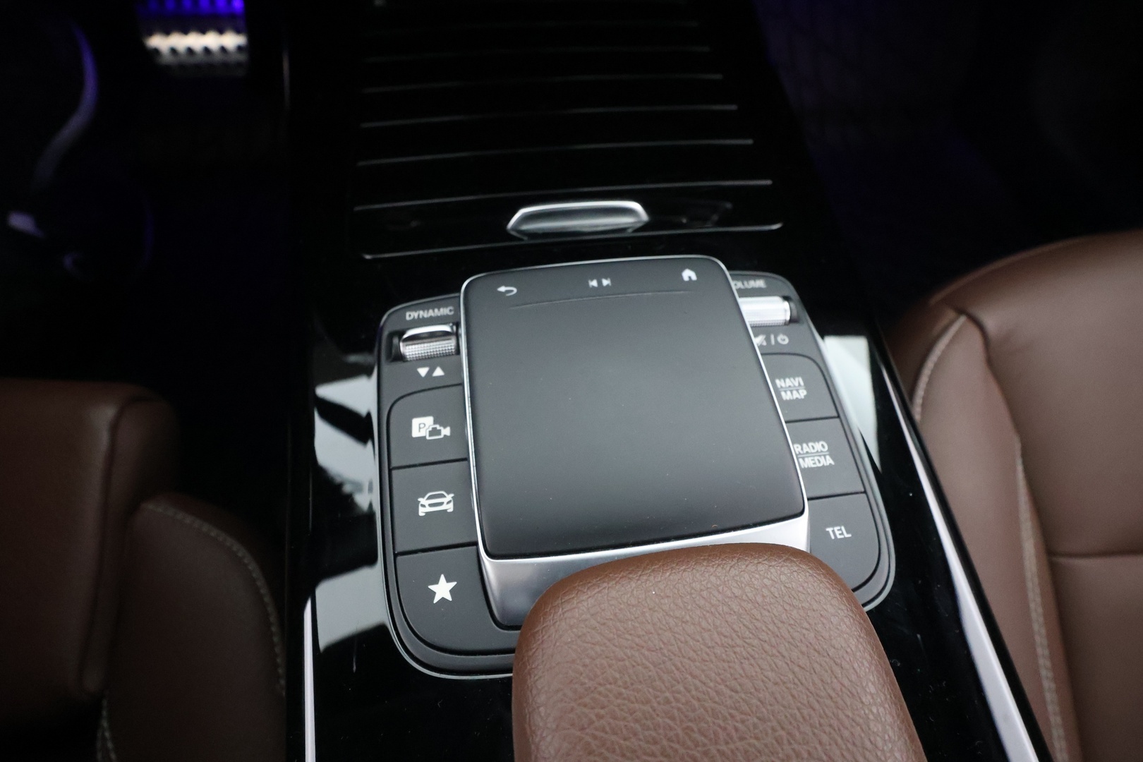 MERCEDES-BENZ A 2022