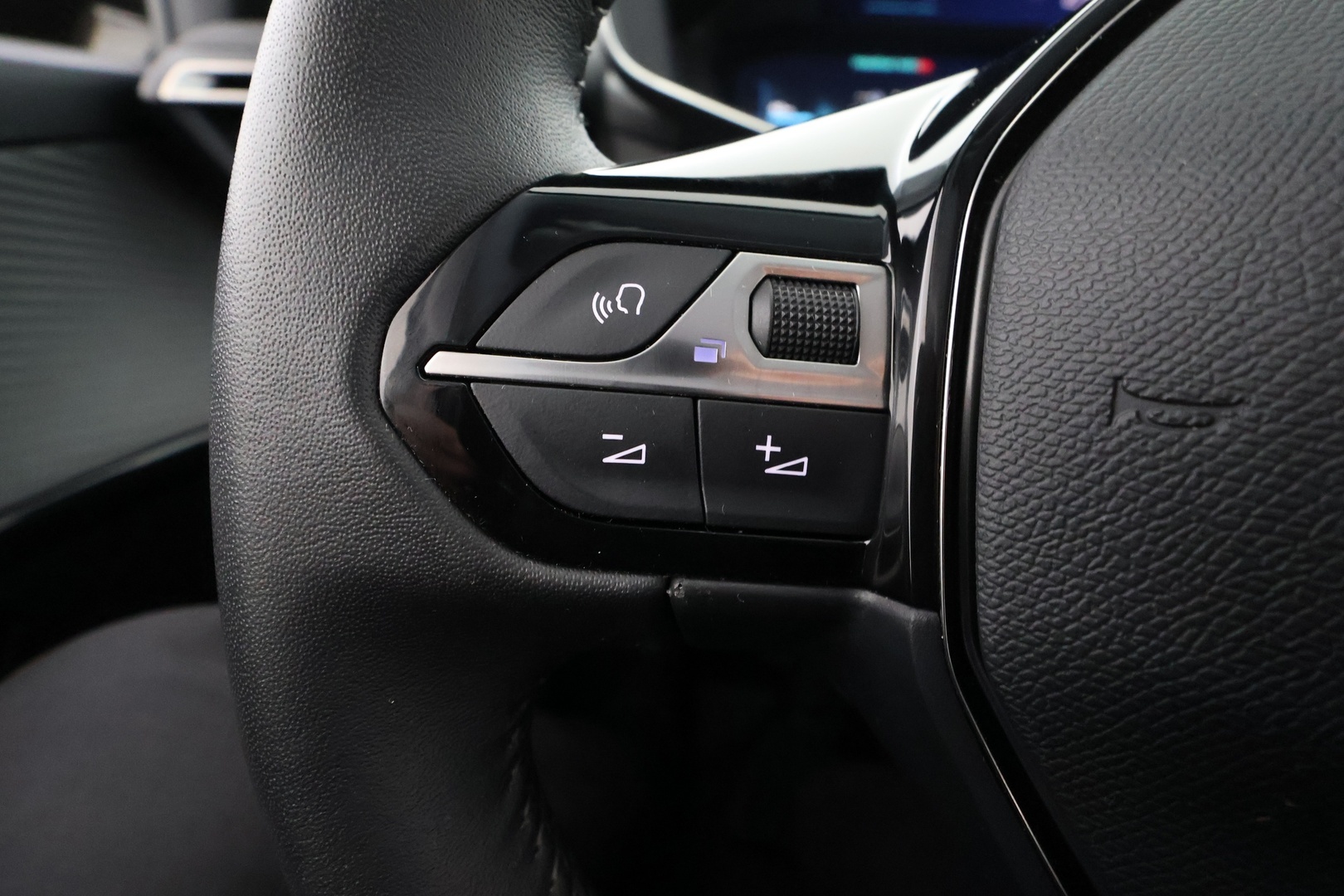 PEUGEOT e-208 2023