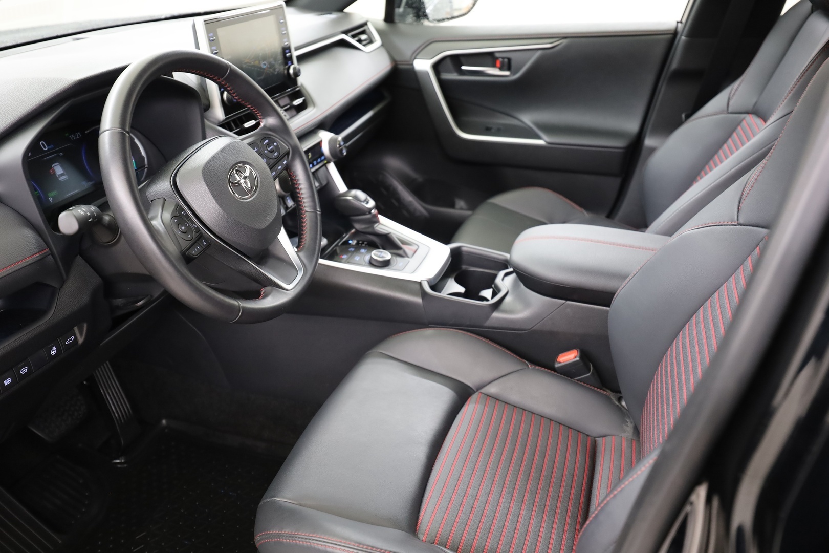 TOYOTA RAV4 Plug-in 11