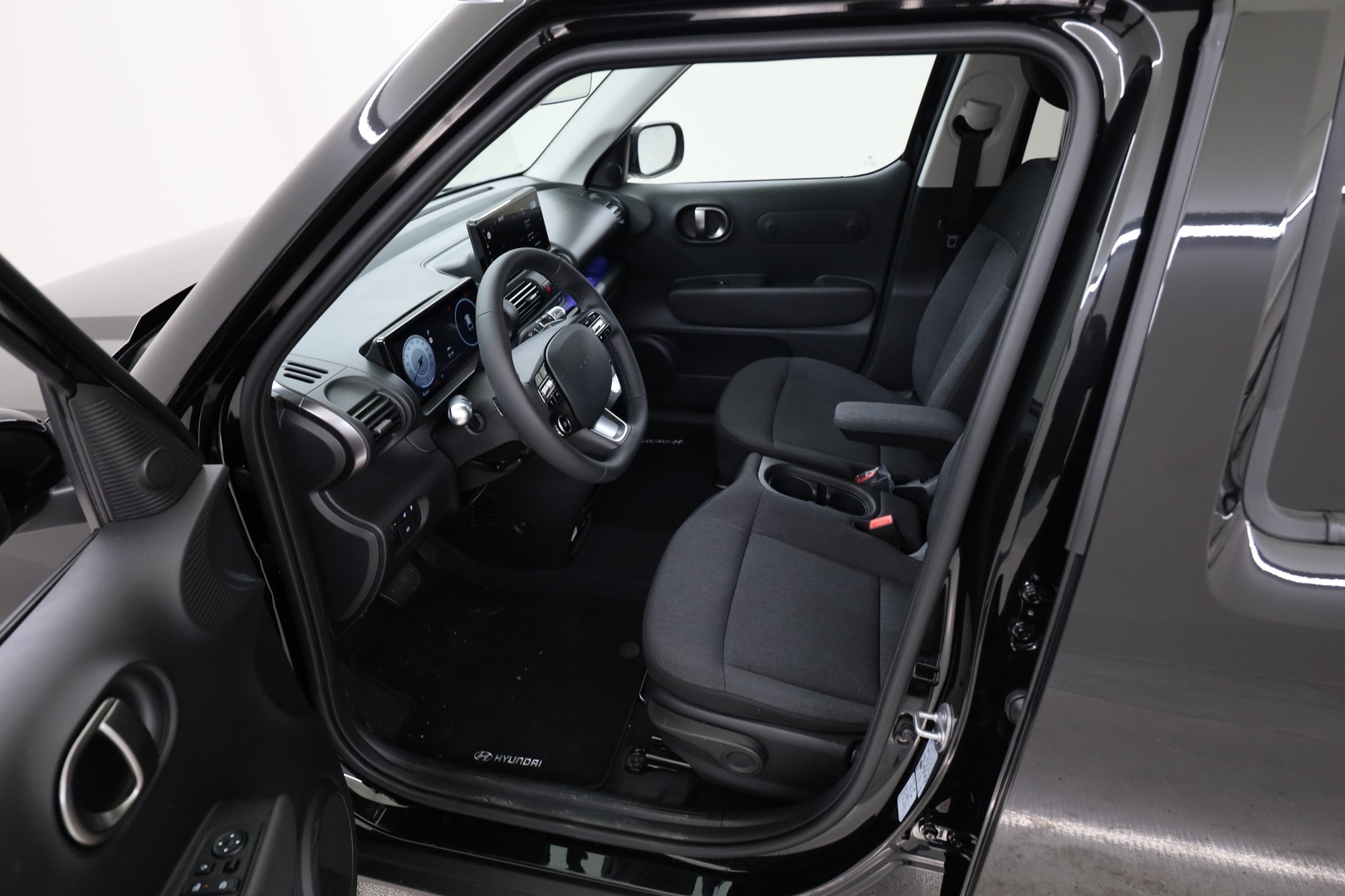 HYUNDAI INSTER 24