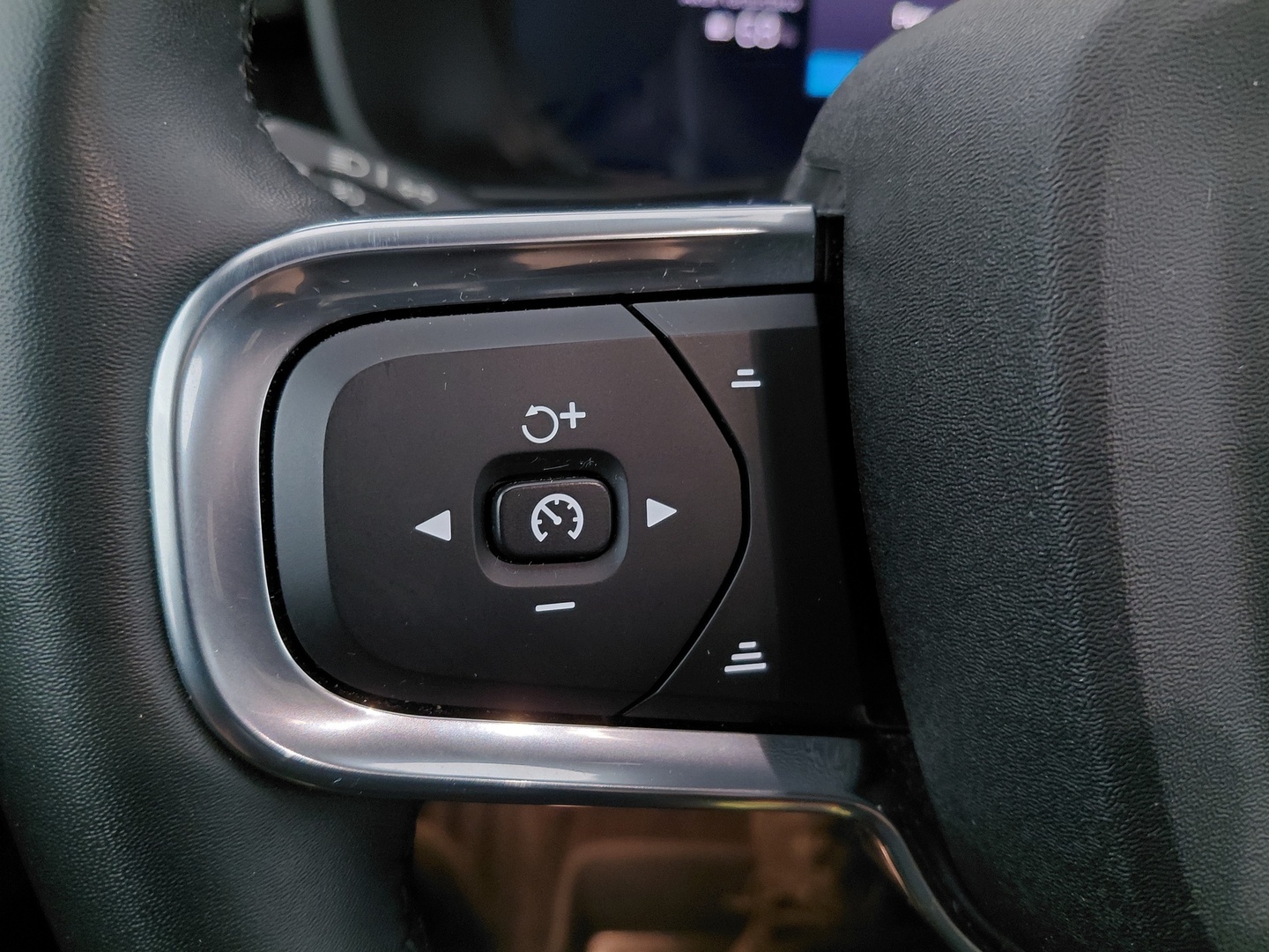 VOLVO C40 28
