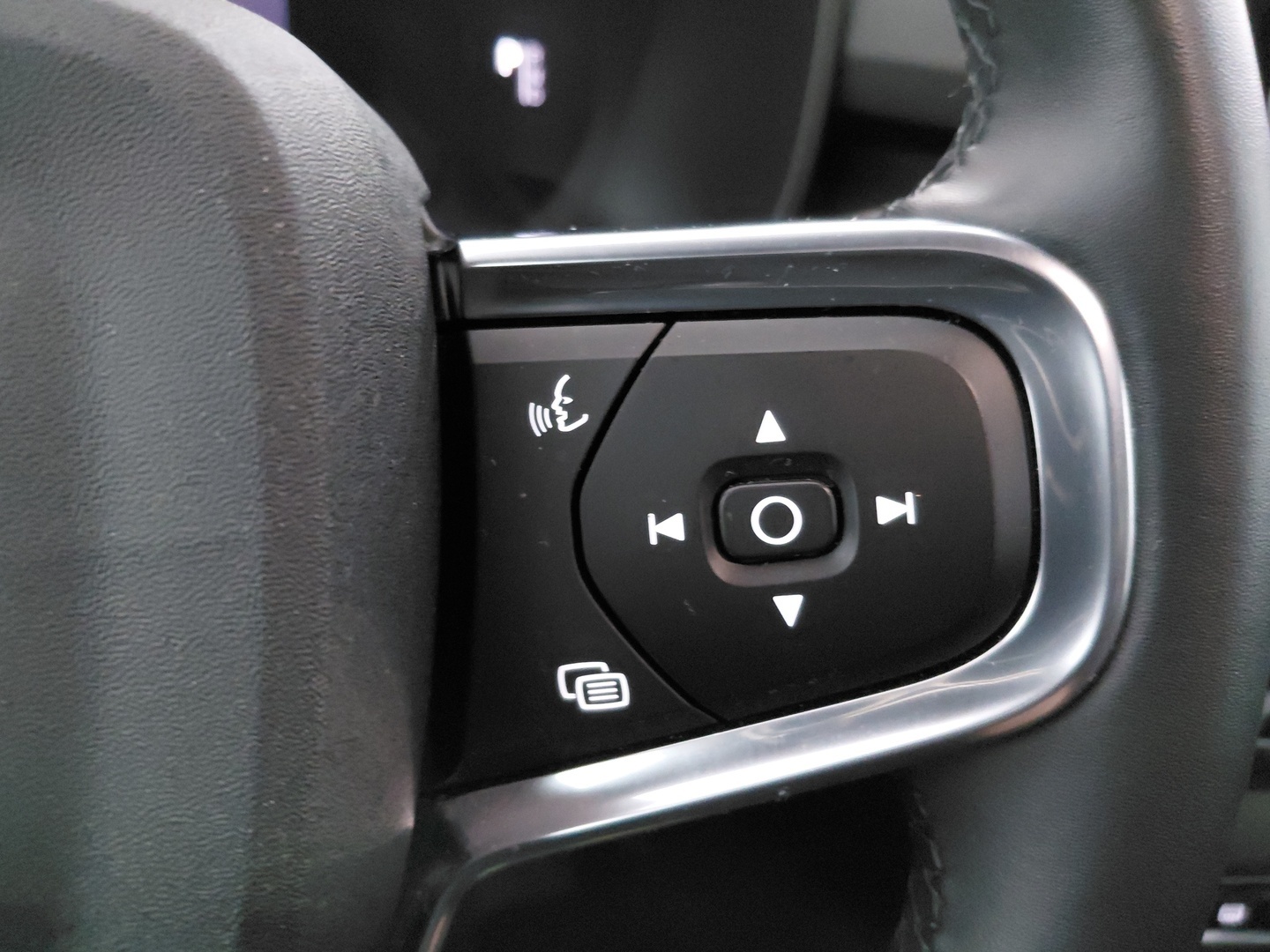 VOLVO C40 29
