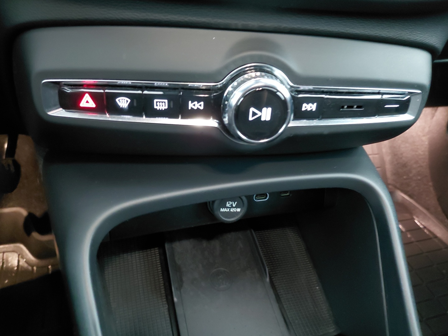 VOLVO C40 31