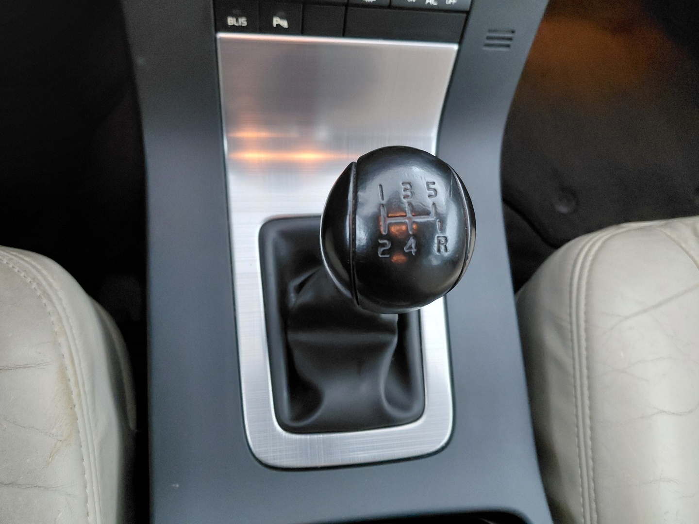VOLVO V70 38