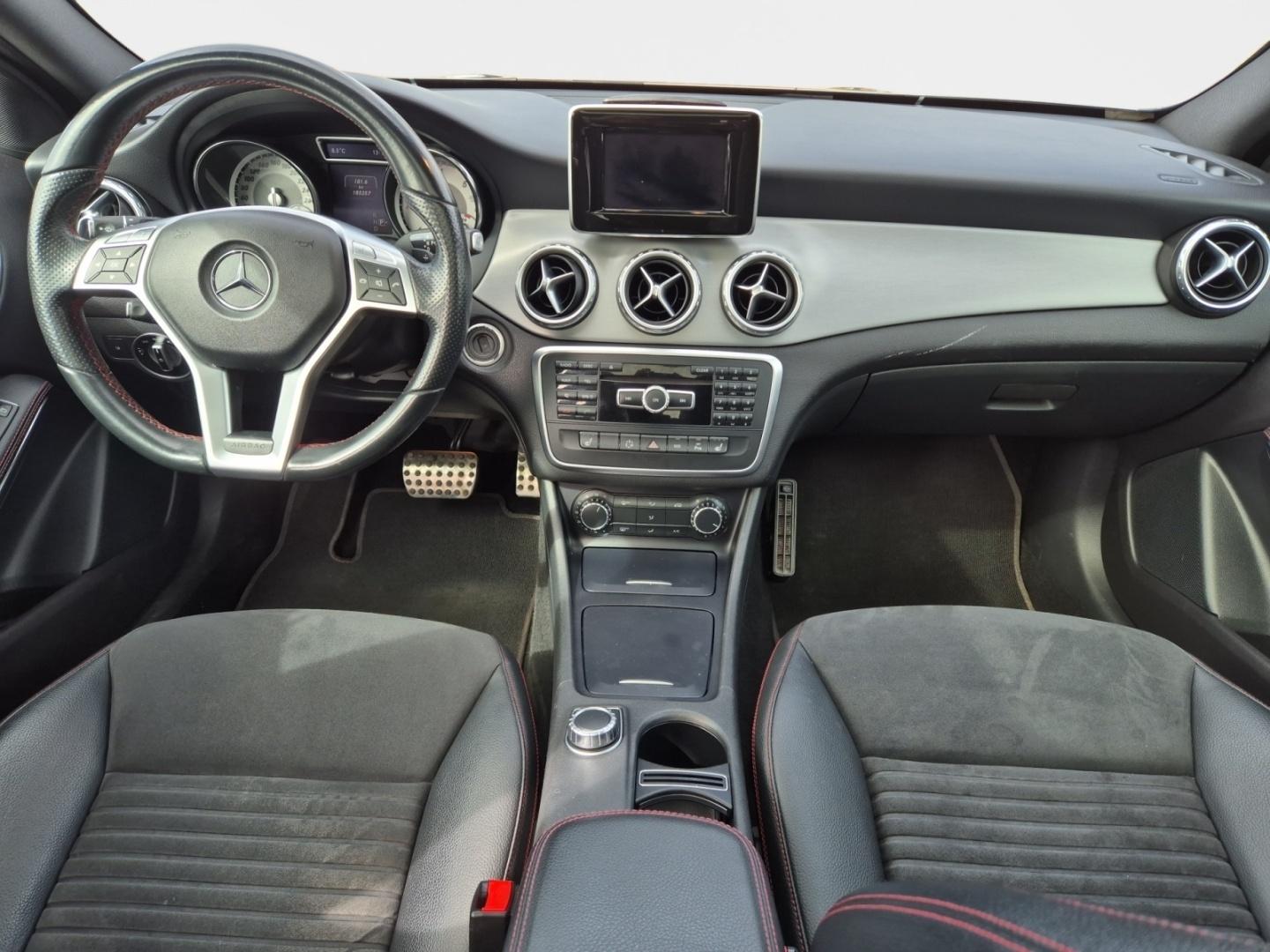 MERCEDES-BENZ GLA 11
