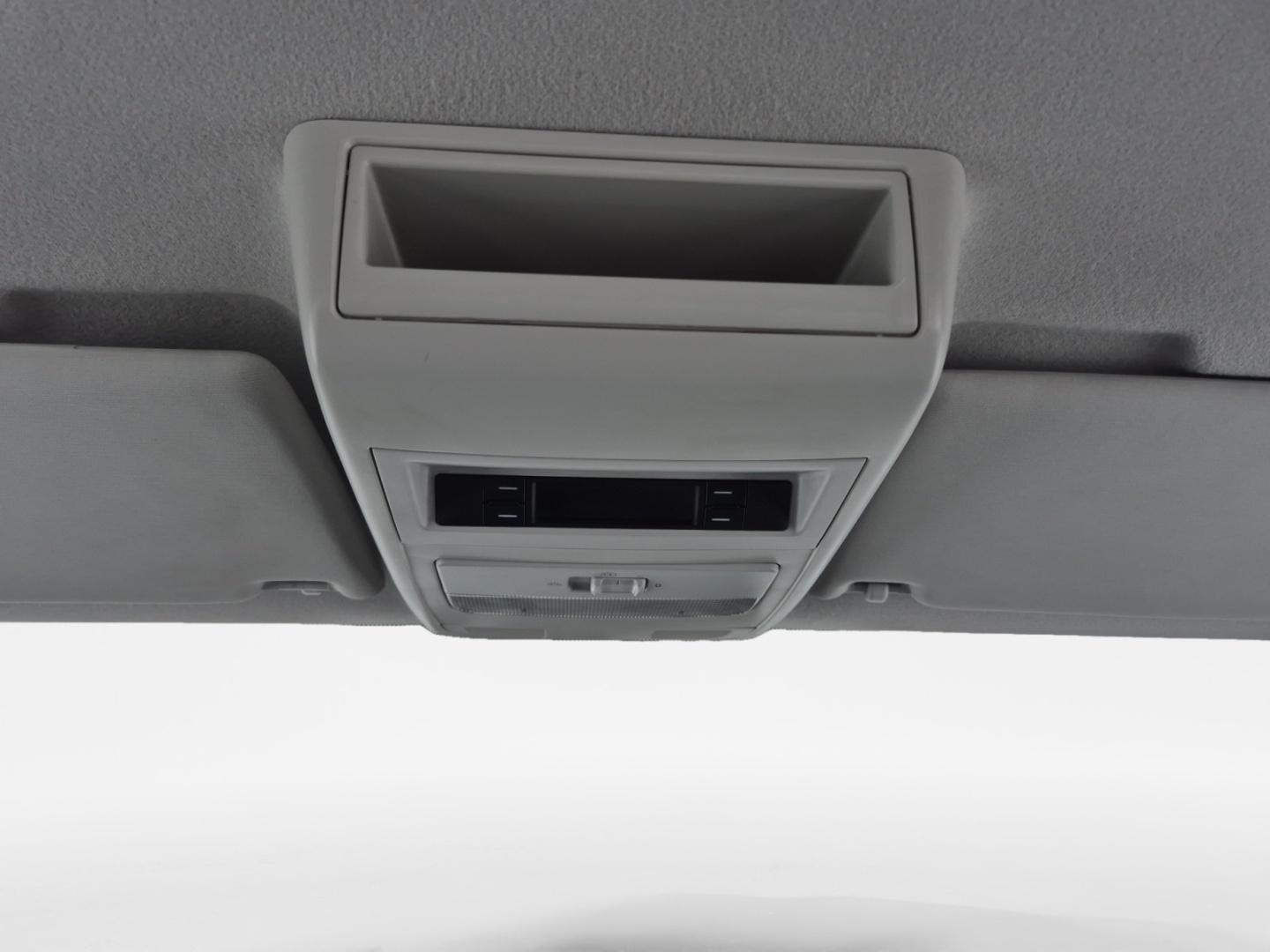 VOLKSWAGEN Caravelle 12