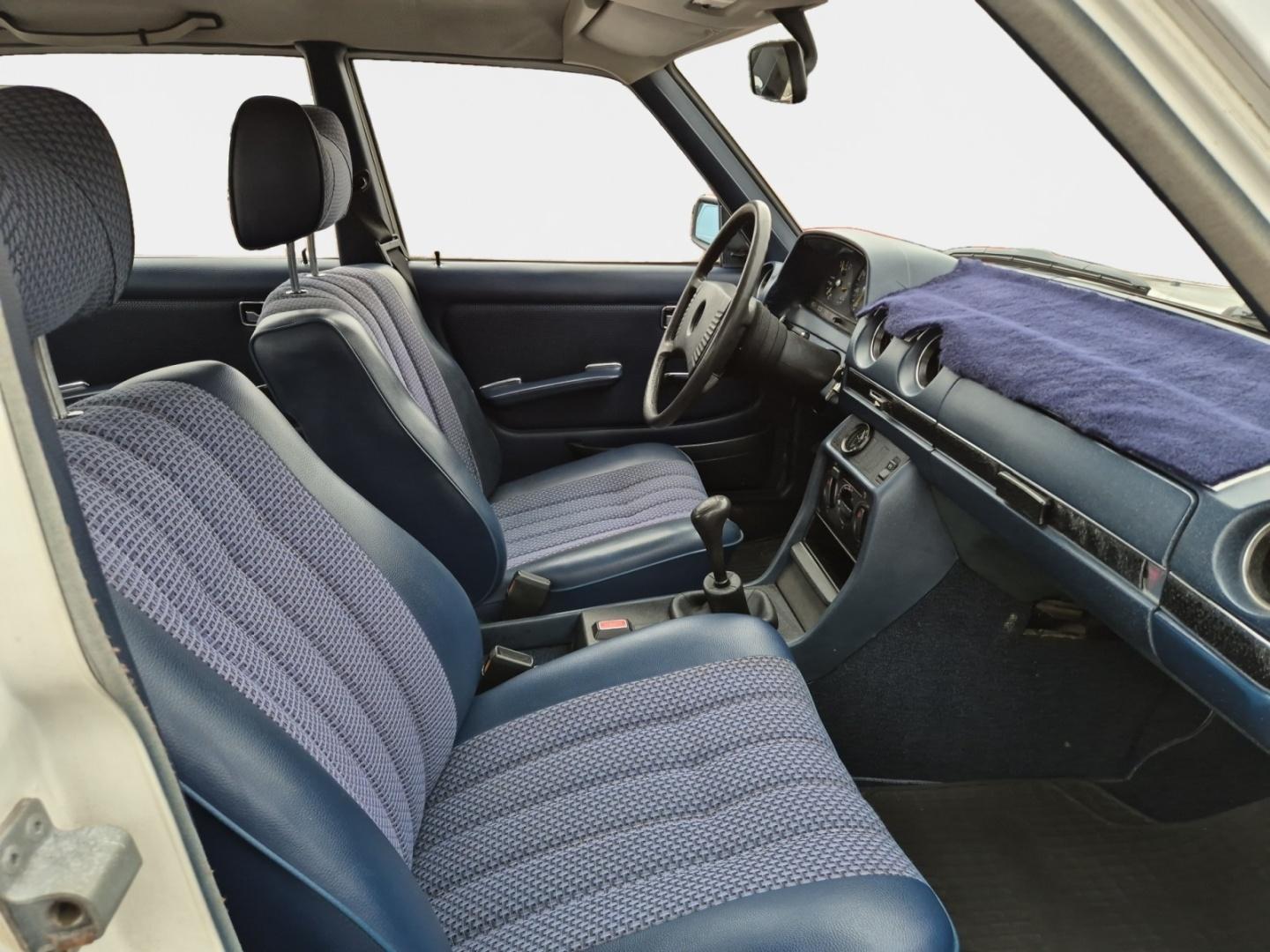 MERCEDES-BENZ 220 1977