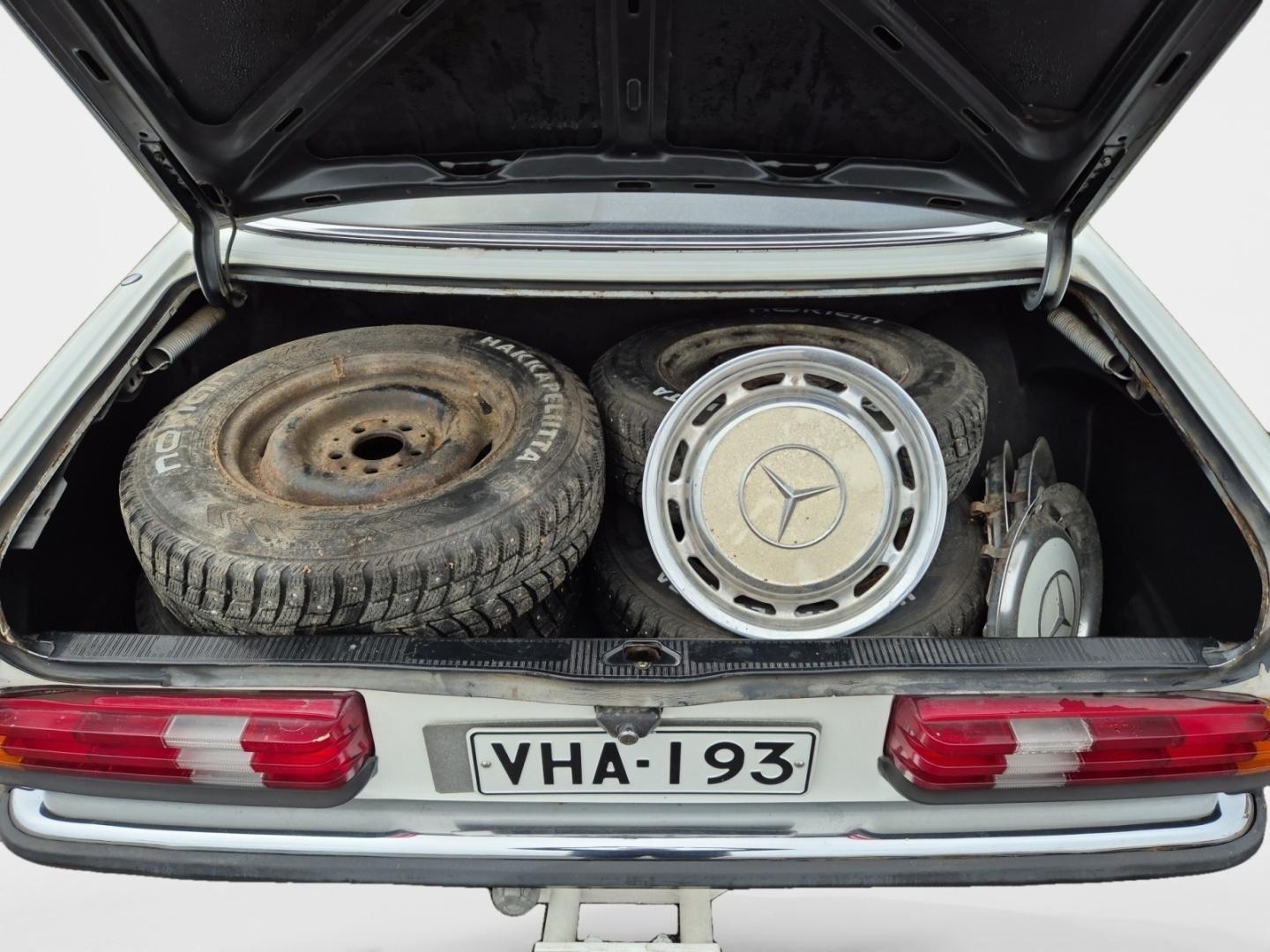 MERCEDES-BENZ 220 1977