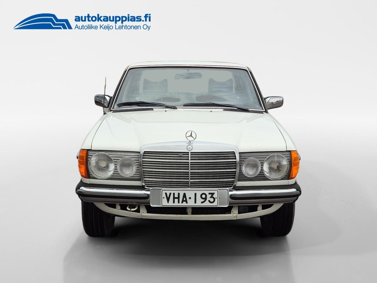 MERCEDES-BENZ 220 1977