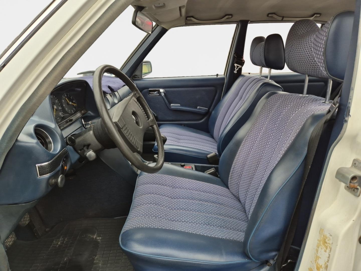 MERCEDES-BENZ 220 1977