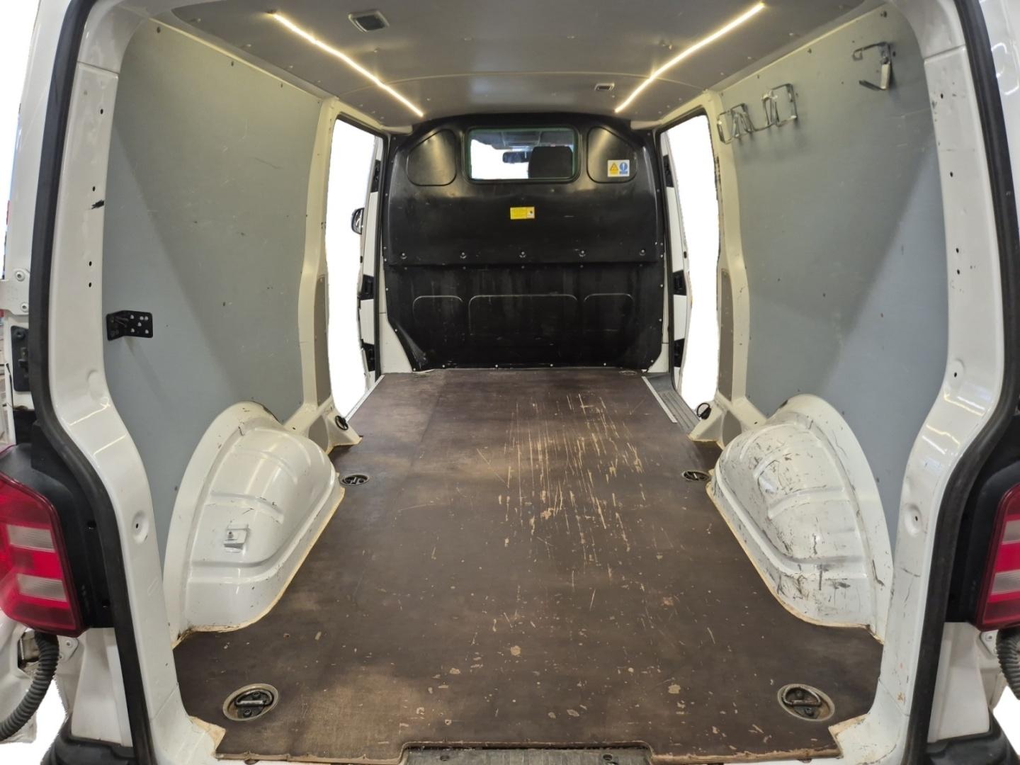 VOLKSWAGEN Transporter 15
