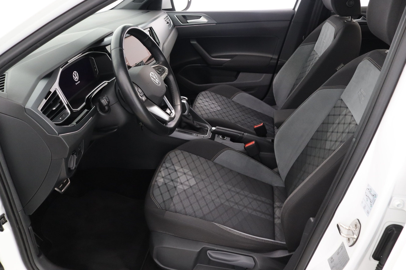 VOLKSWAGEN Taigo 12