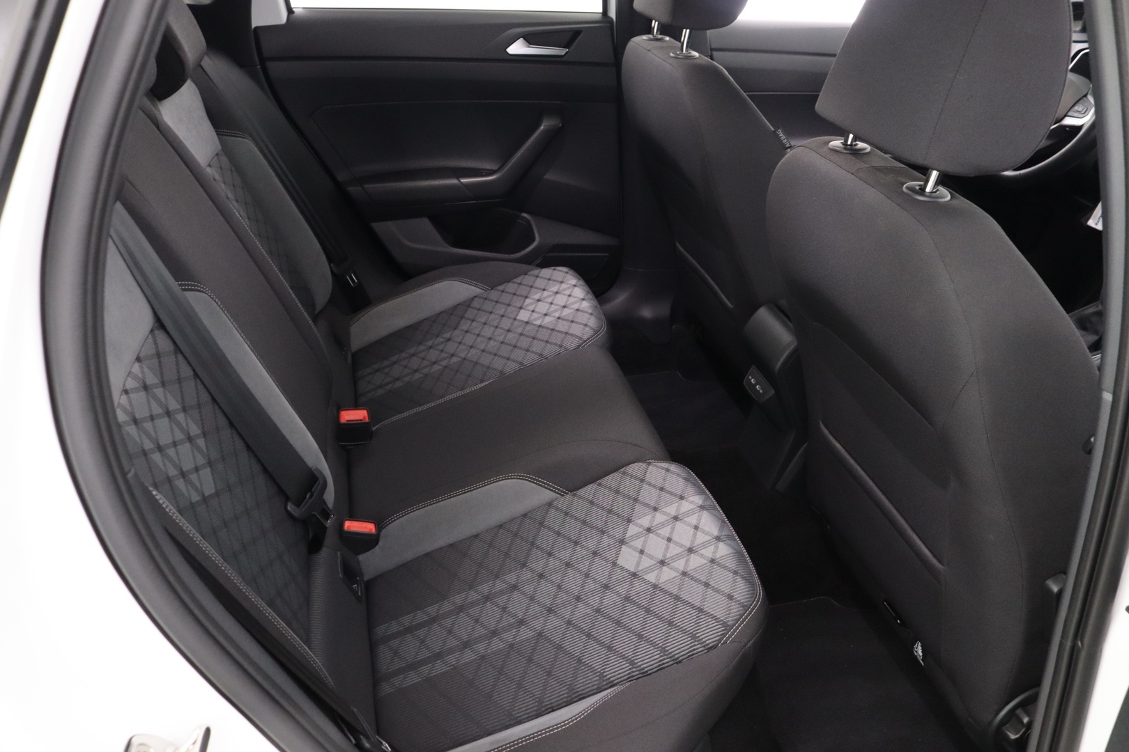 VOLKSWAGEN Taigo 16