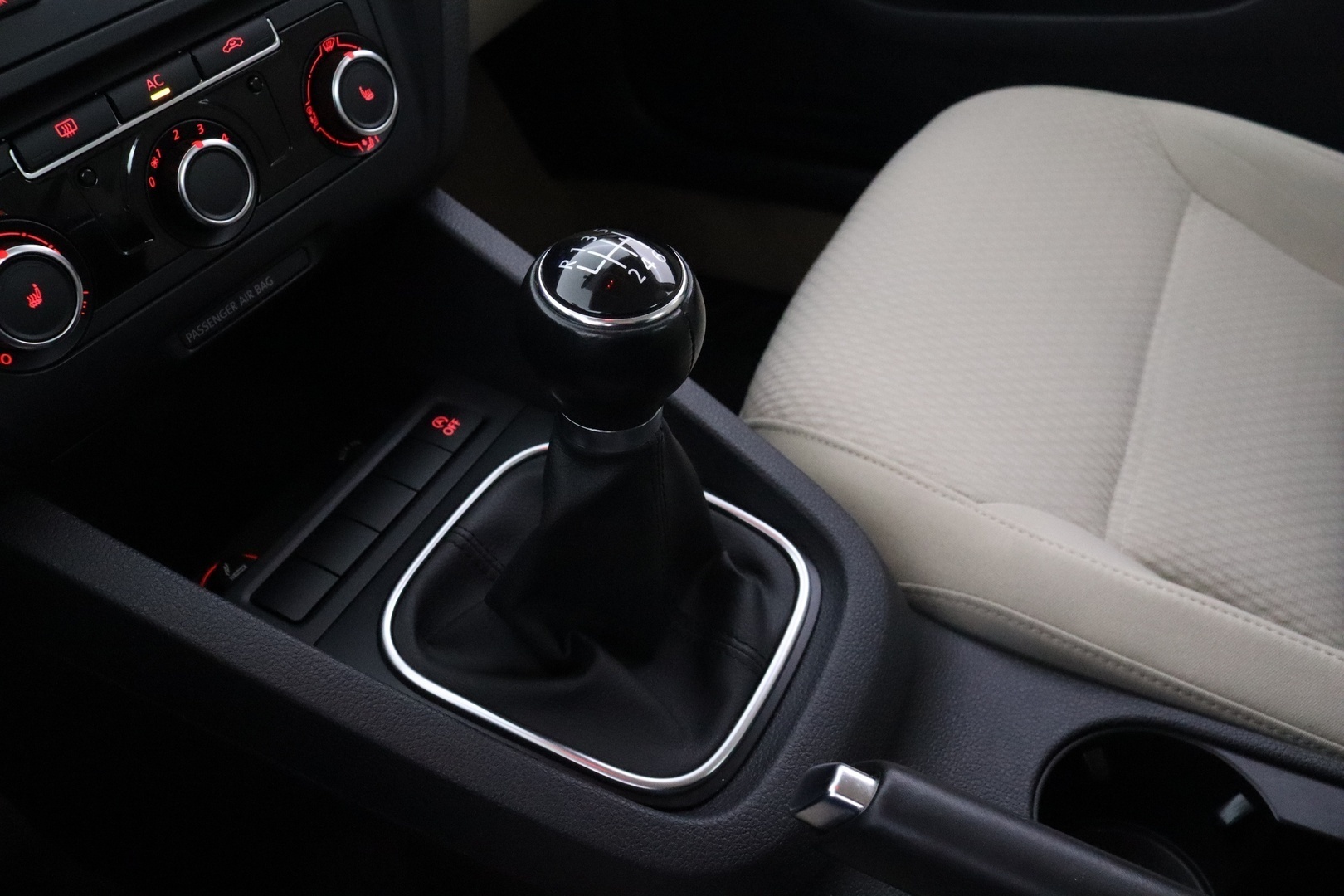 VOLKSWAGEN Jetta 22