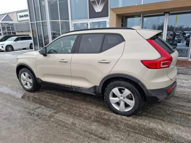 VOLVO XC40 2025