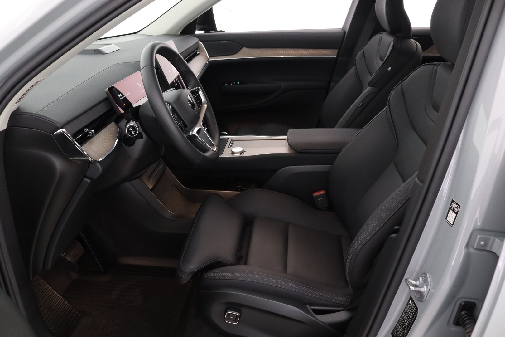 VOLVO EX90 13