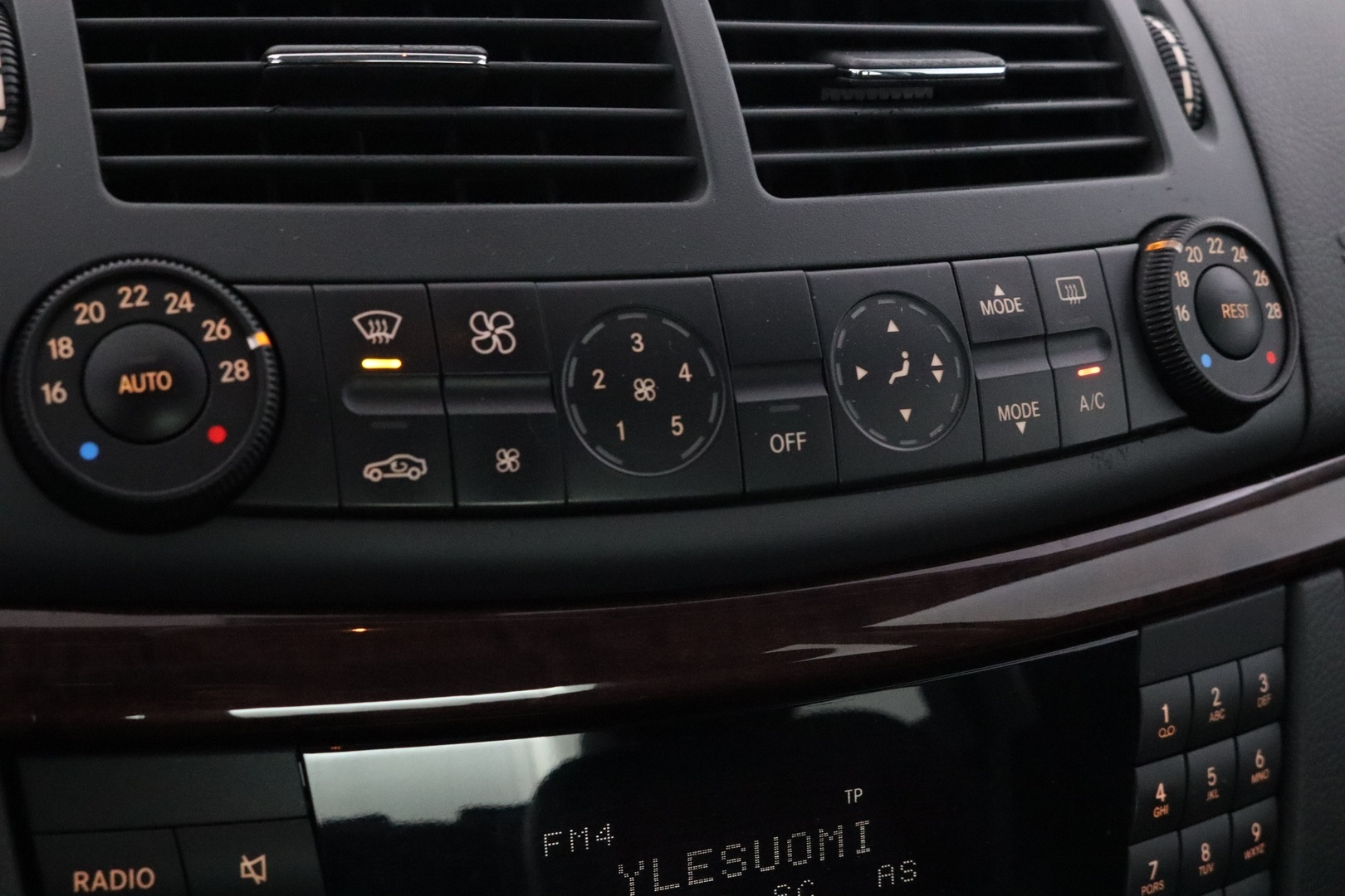 MERCEDES-BENZ E 2005