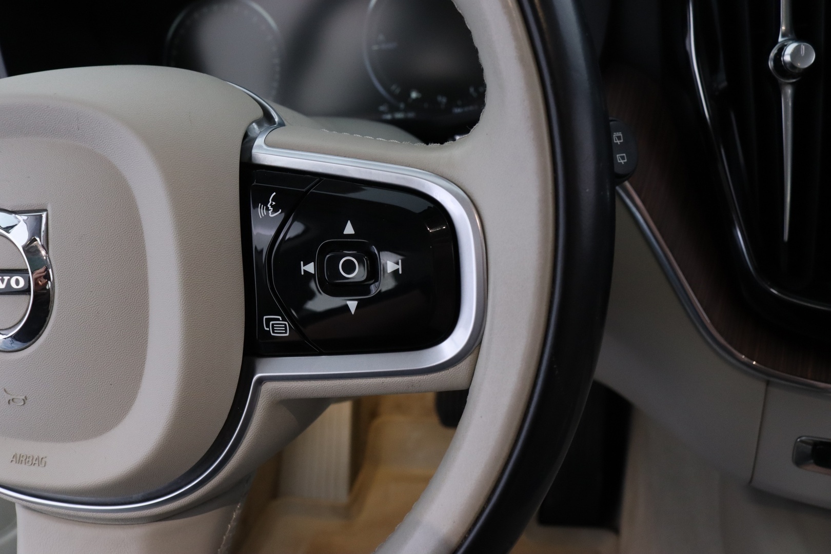 VOLVO XC60 2017