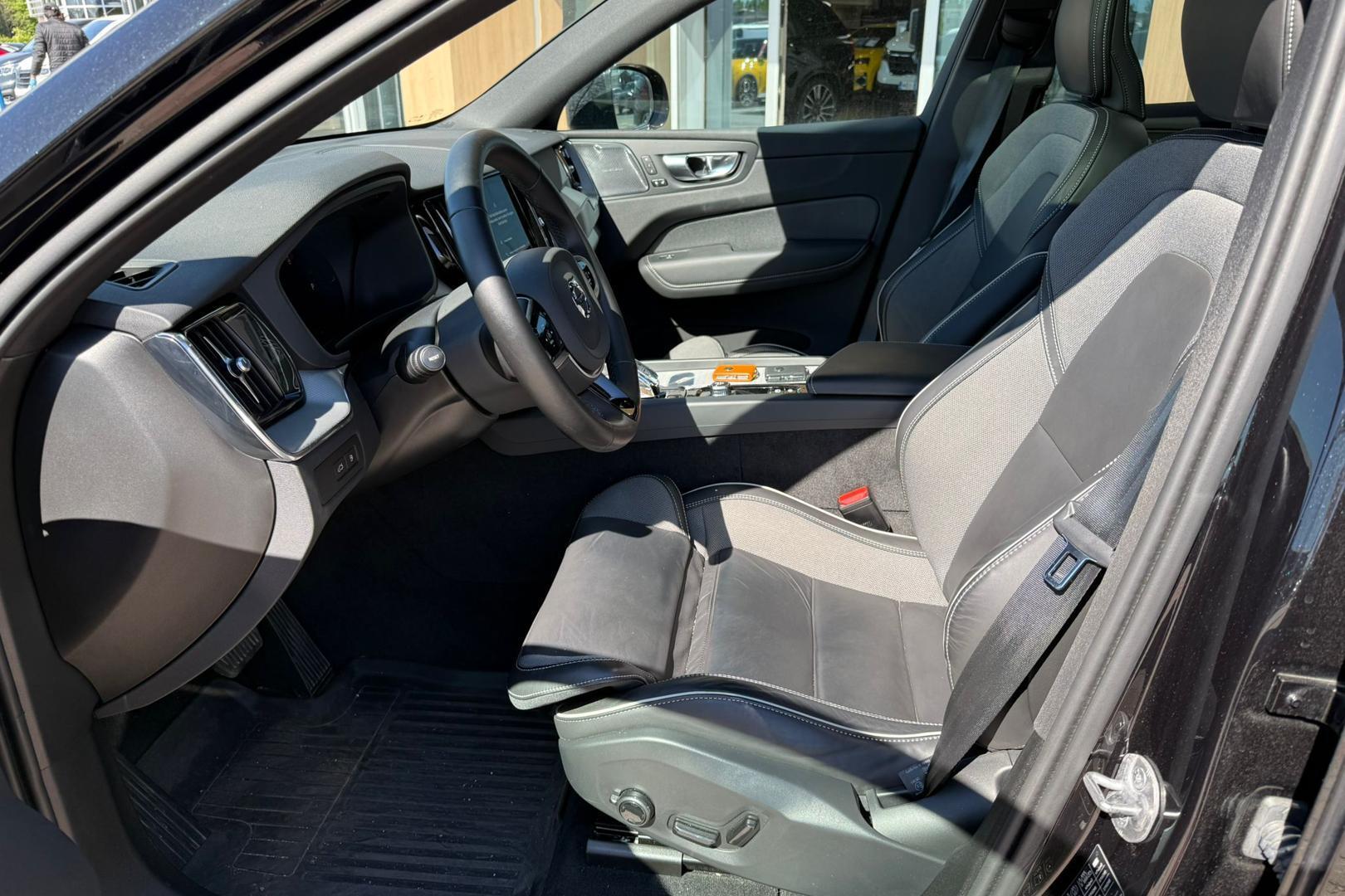 VOLVO XC60 2025