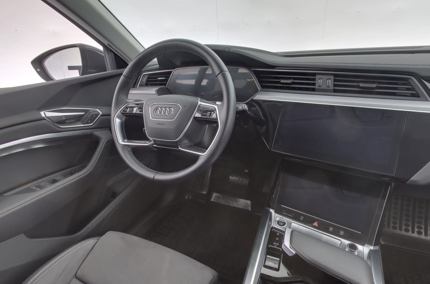 AUDI Q8 e-tron 10