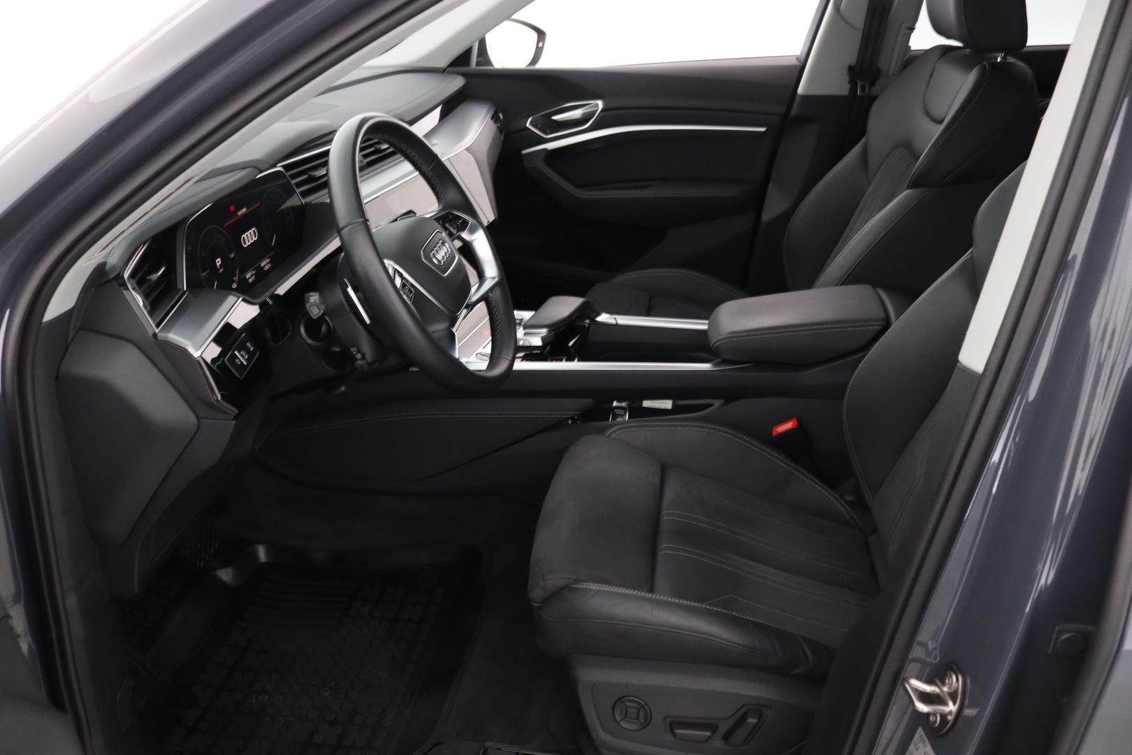 AUDI Q8 e-tron 12