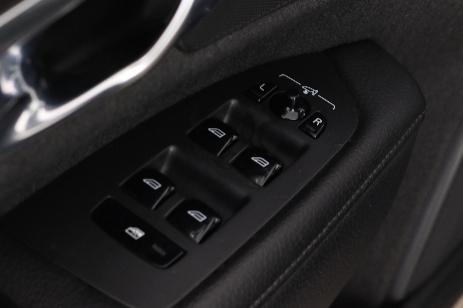 VOLVO V90 Cross Country 24