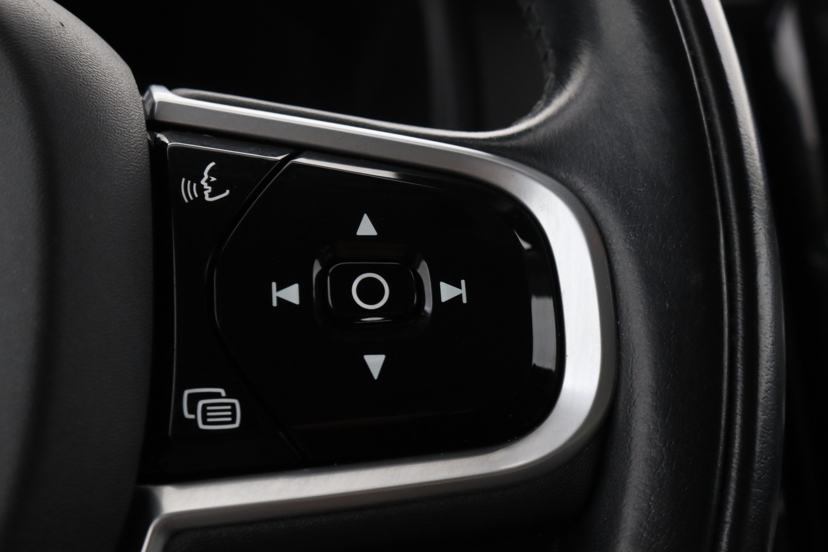 VOLVO V90 Cross Country 29