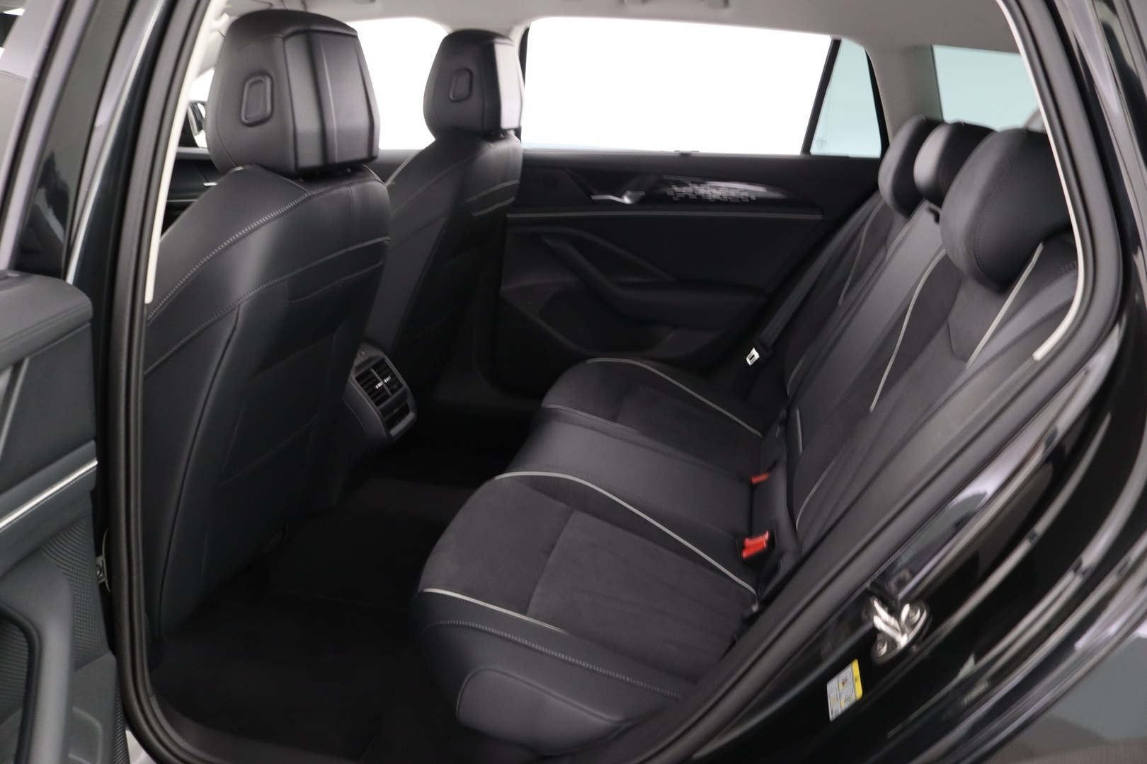 VOLKSWAGEN Passat 13