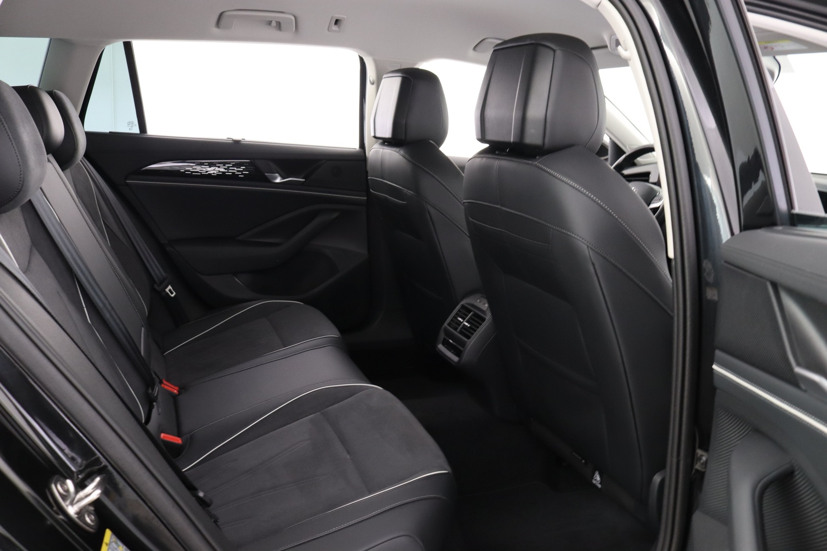 VOLKSWAGEN Passat 14