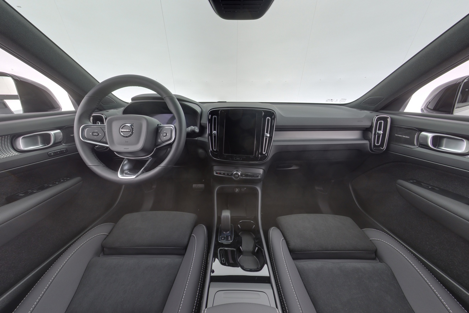 VOLVO EX40 7