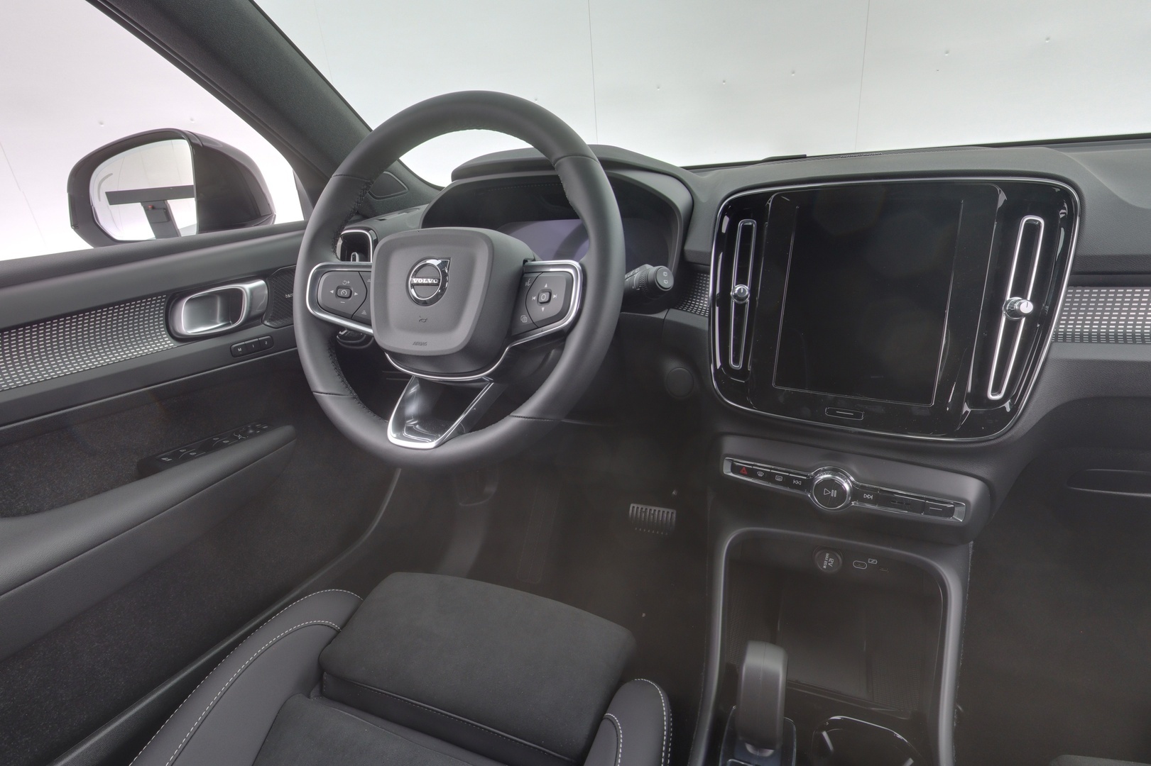 VOLVO EX40 8