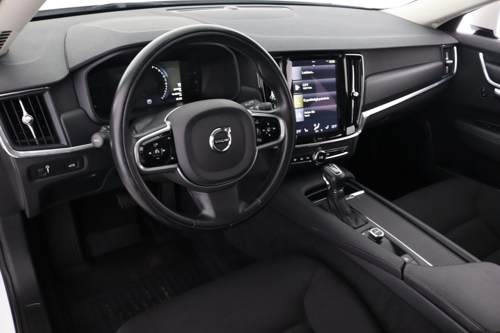 VOLVO V90 13