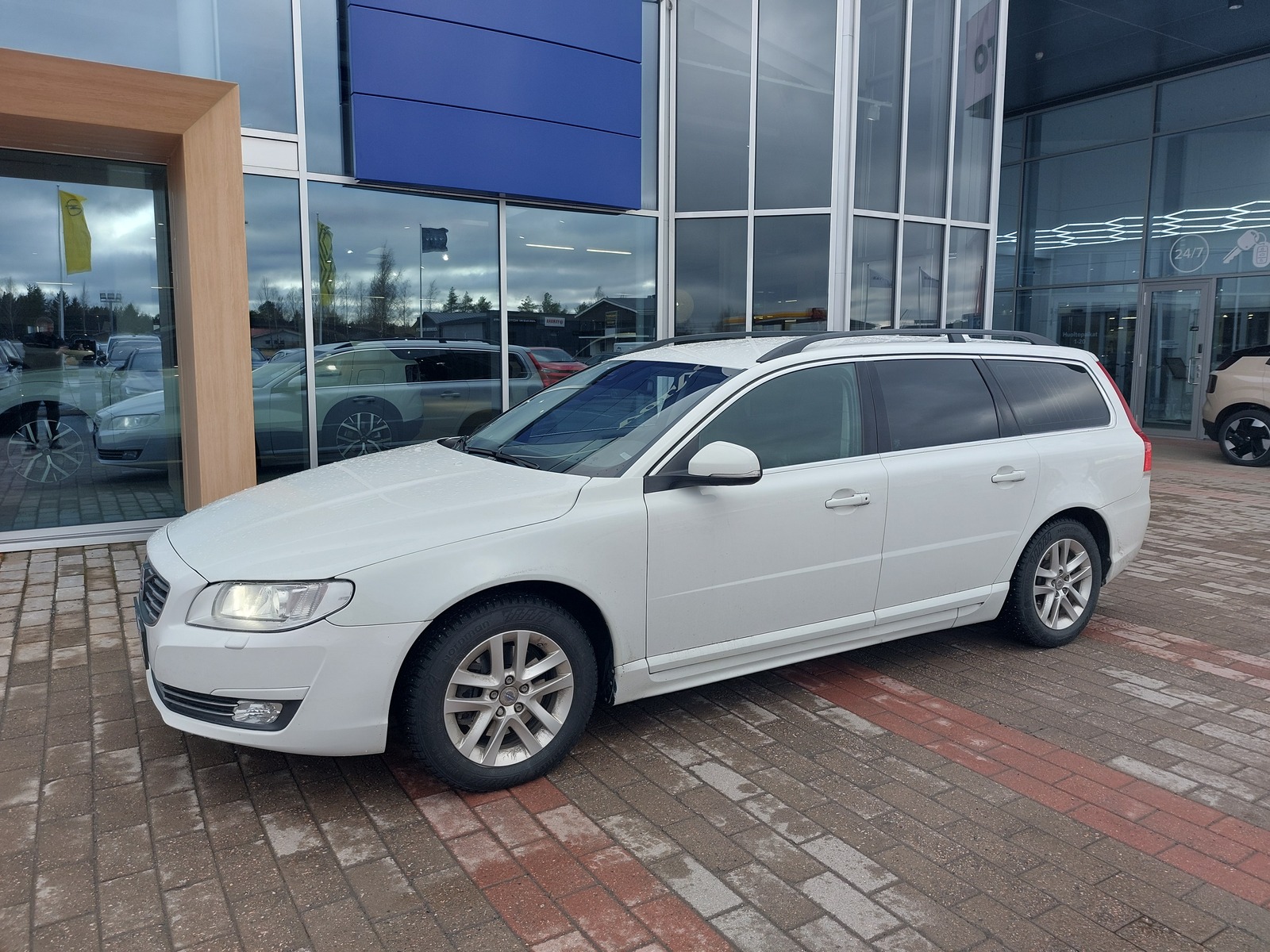 VOLVO V70 2016