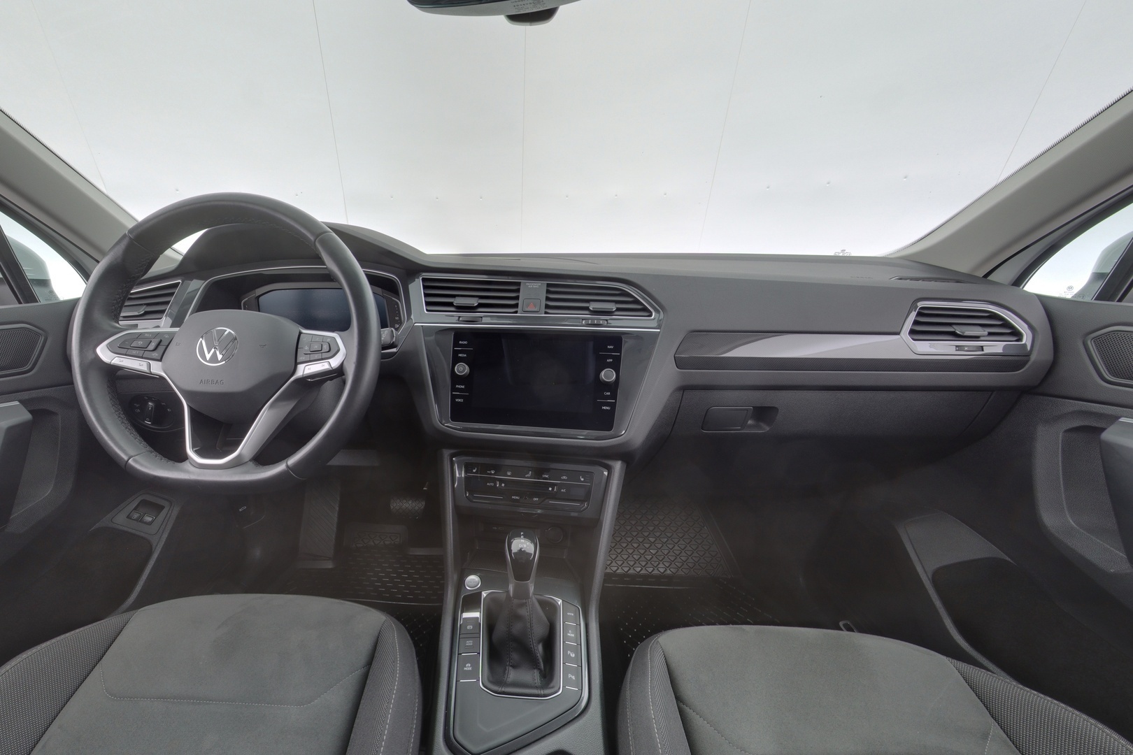 VOLKSWAGEN Tiguan 11