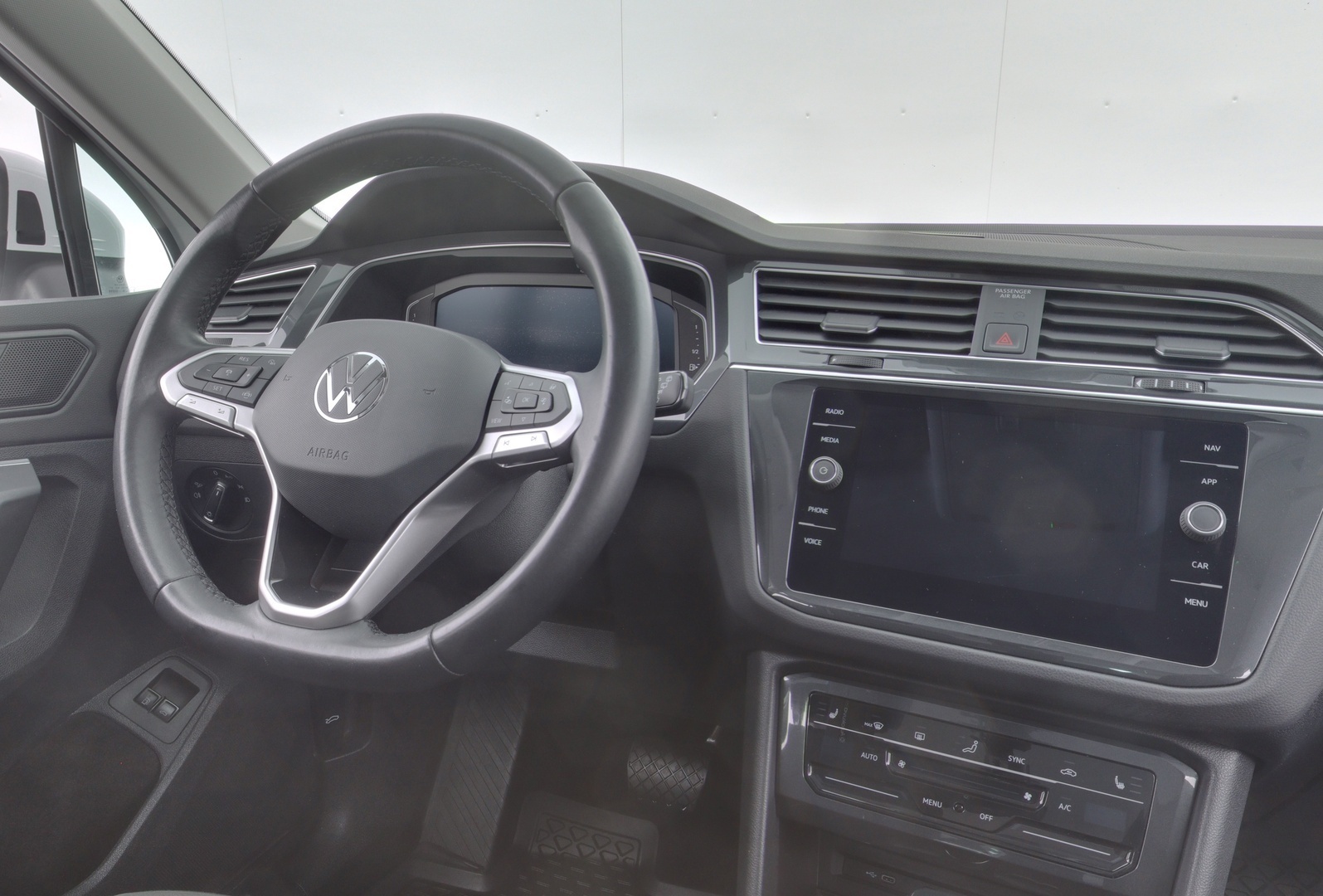 VOLKSWAGEN Tiguan 12