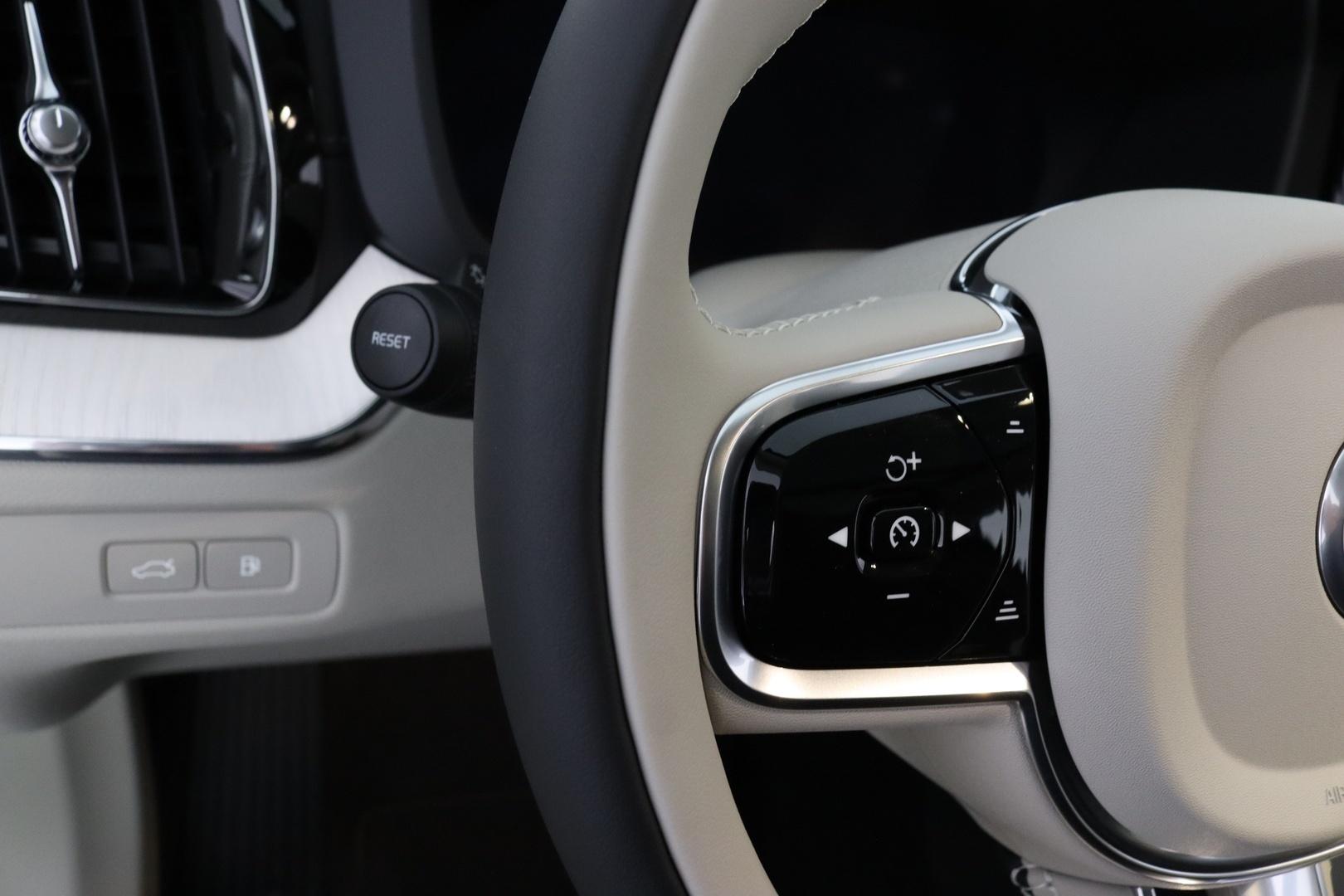 VOLVO XC60 18