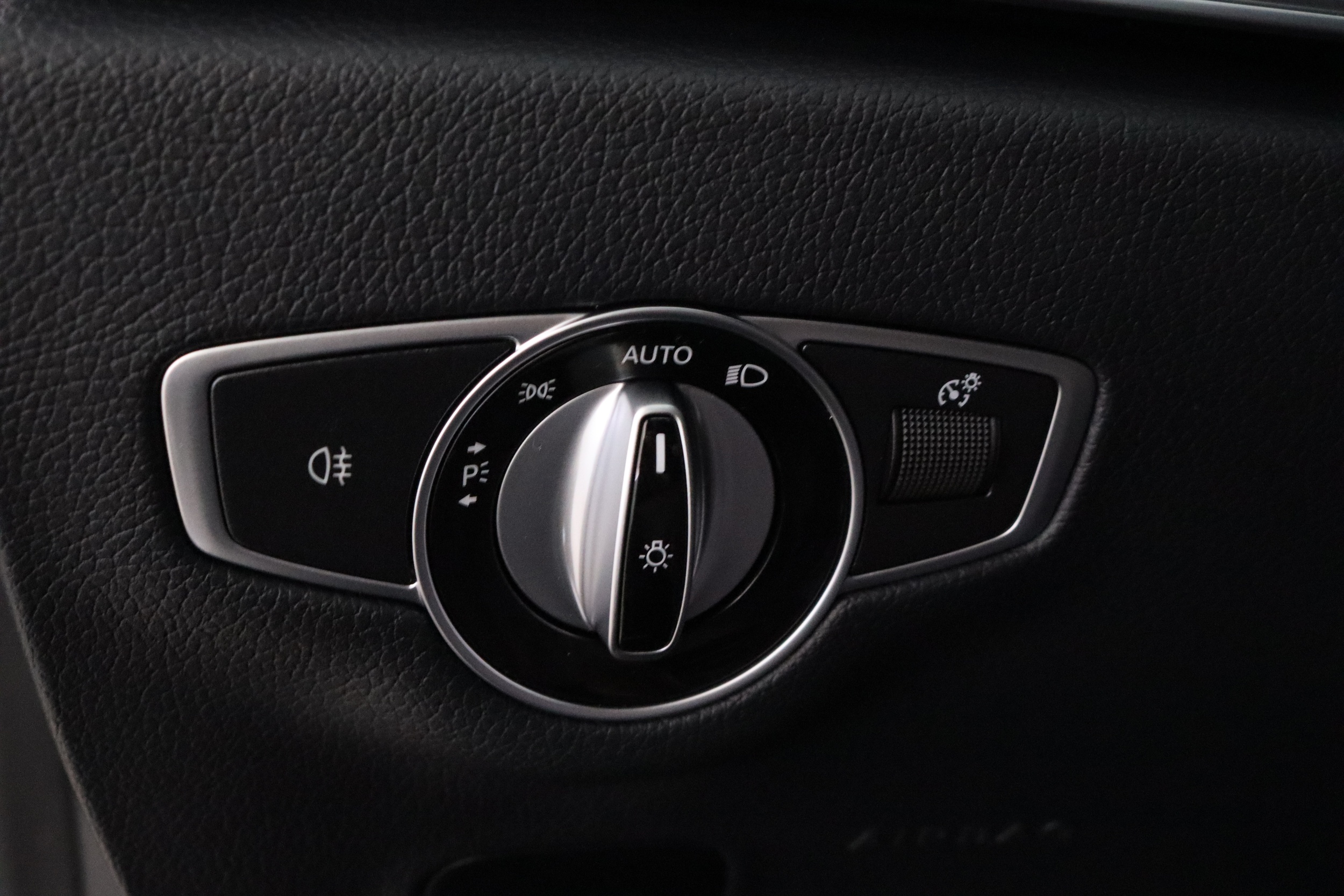 MERCEDES-BENZ E 2022