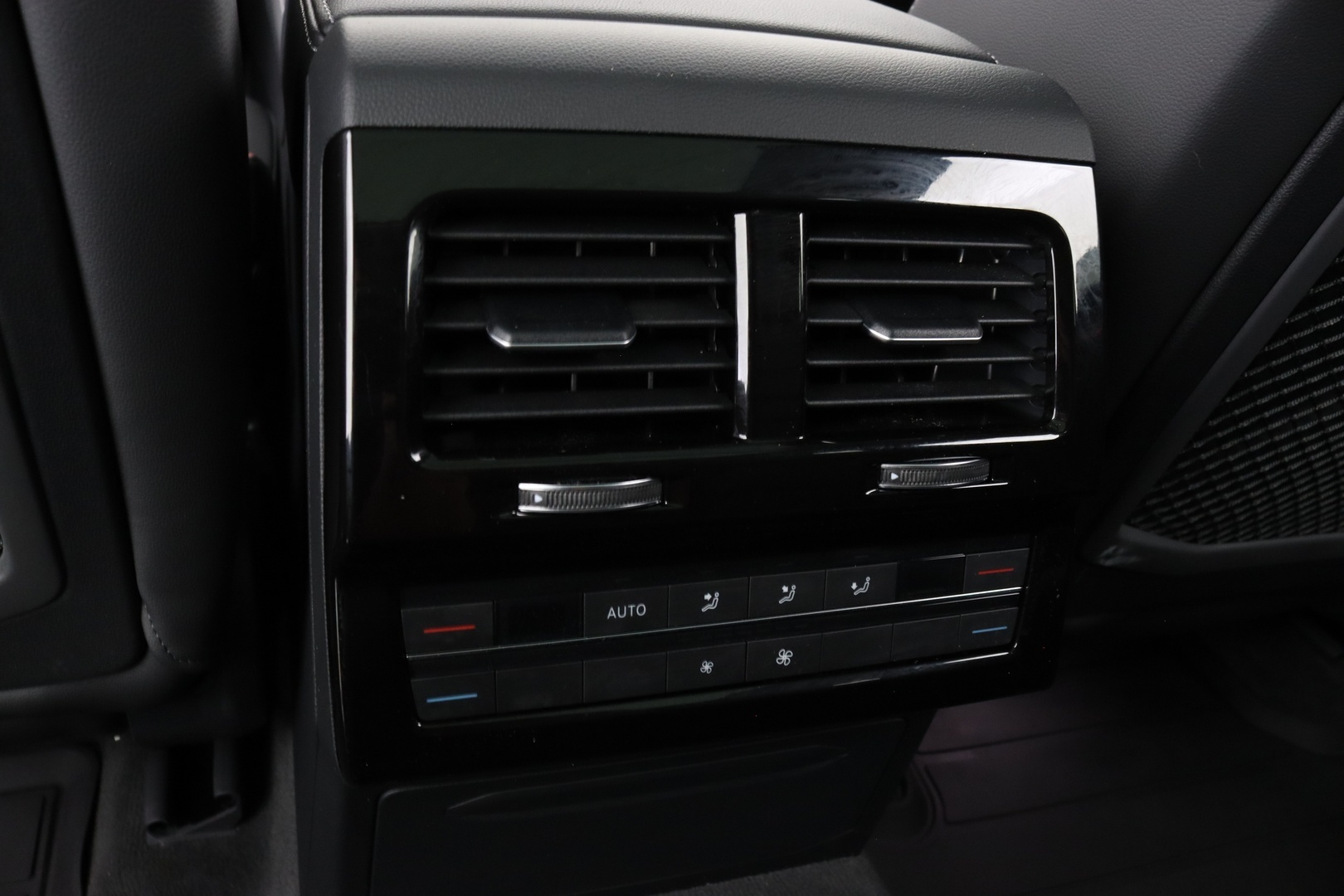VOLKSWAGEN Touareg 17