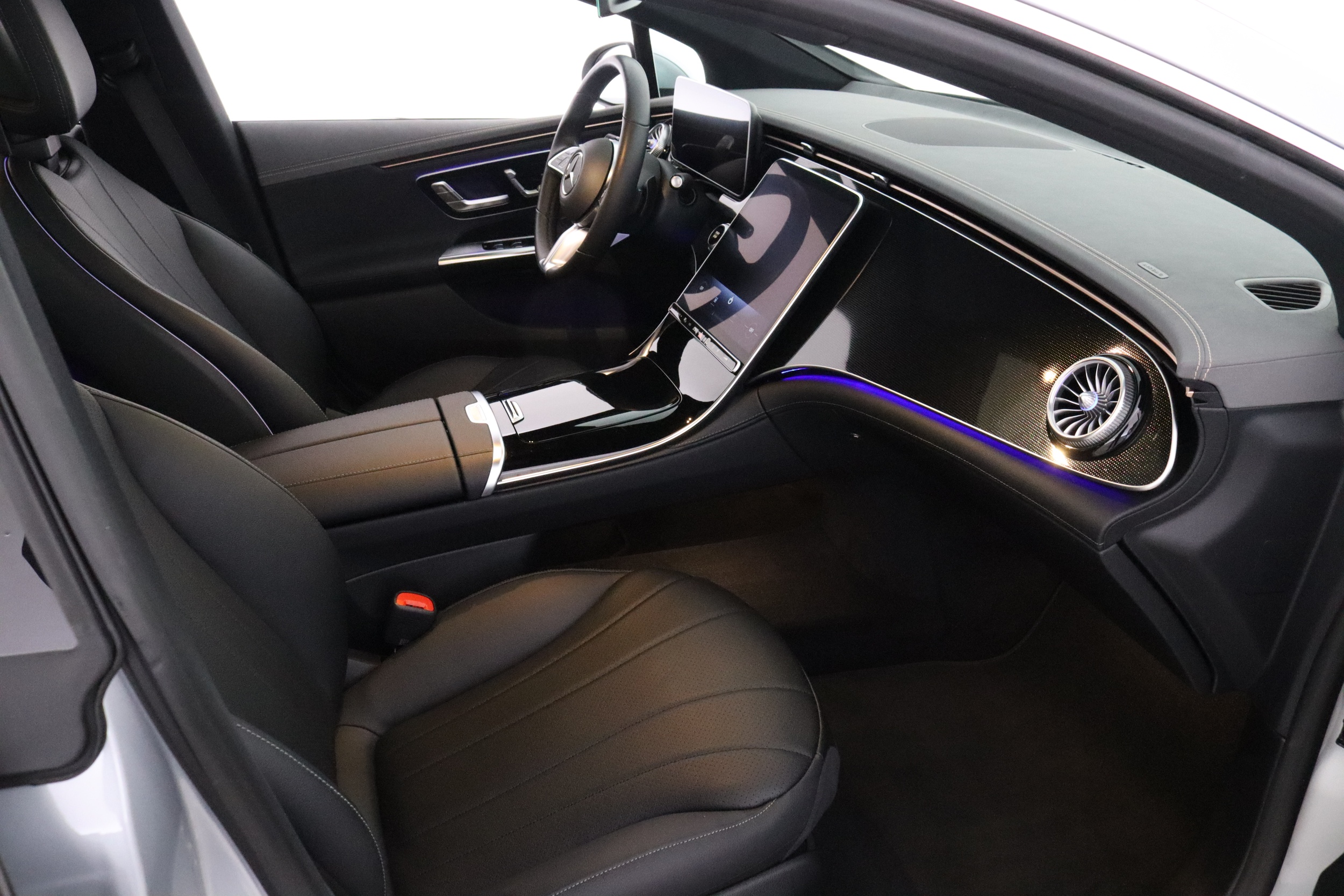 MERCEDES-BENZ EQE 2024