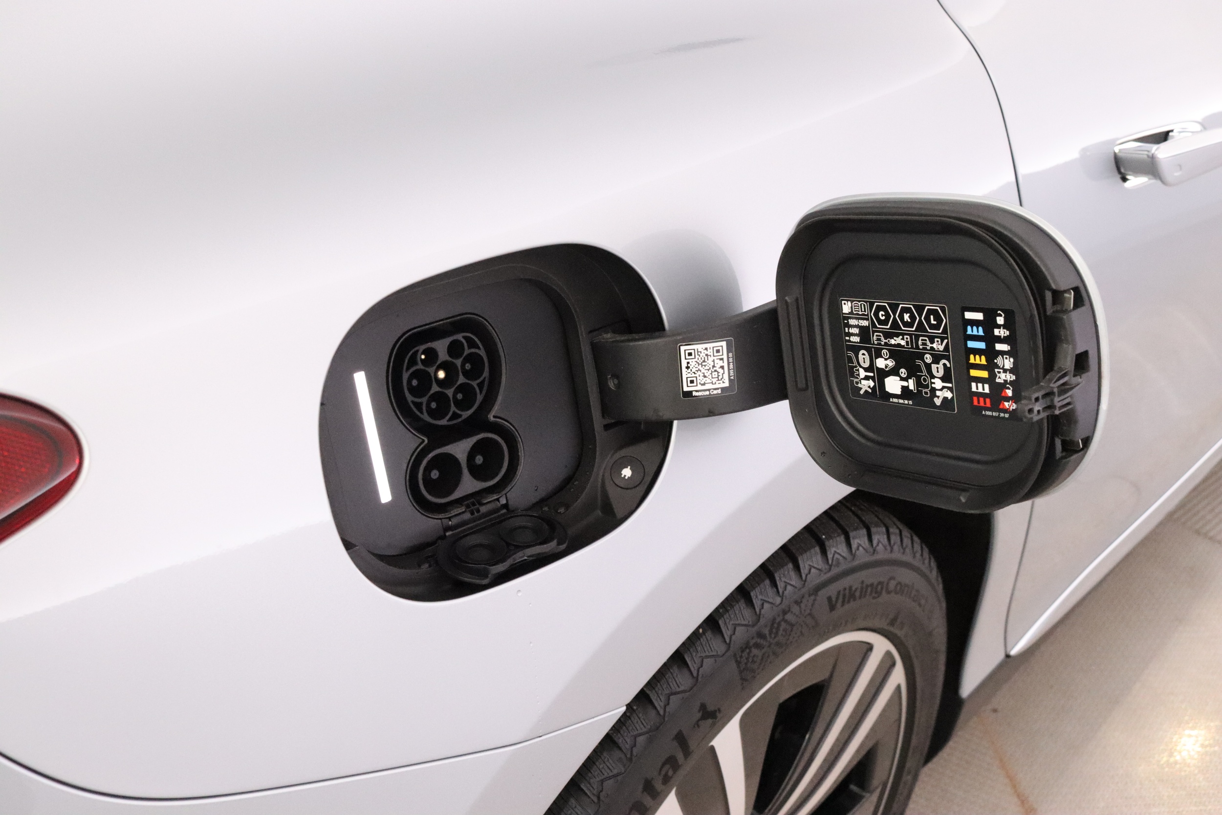 MERCEDES-BENZ EQE 2024