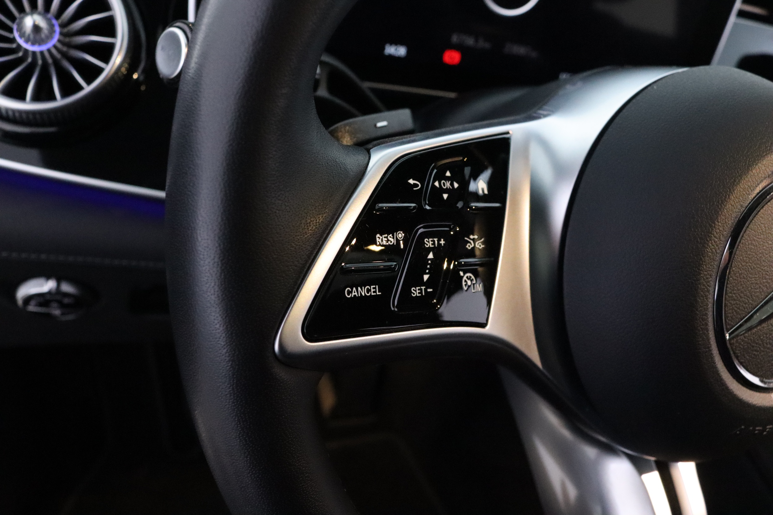 MERCEDES-BENZ EQE 2024