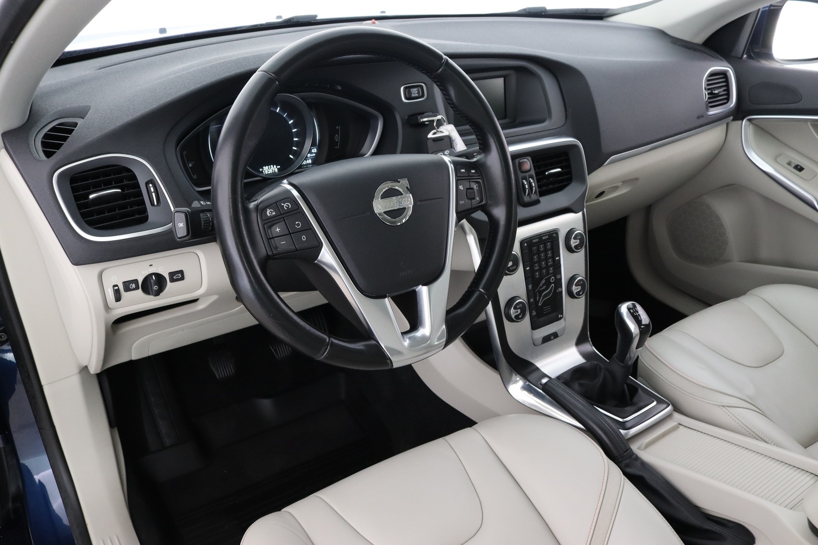VOLVO V40 13