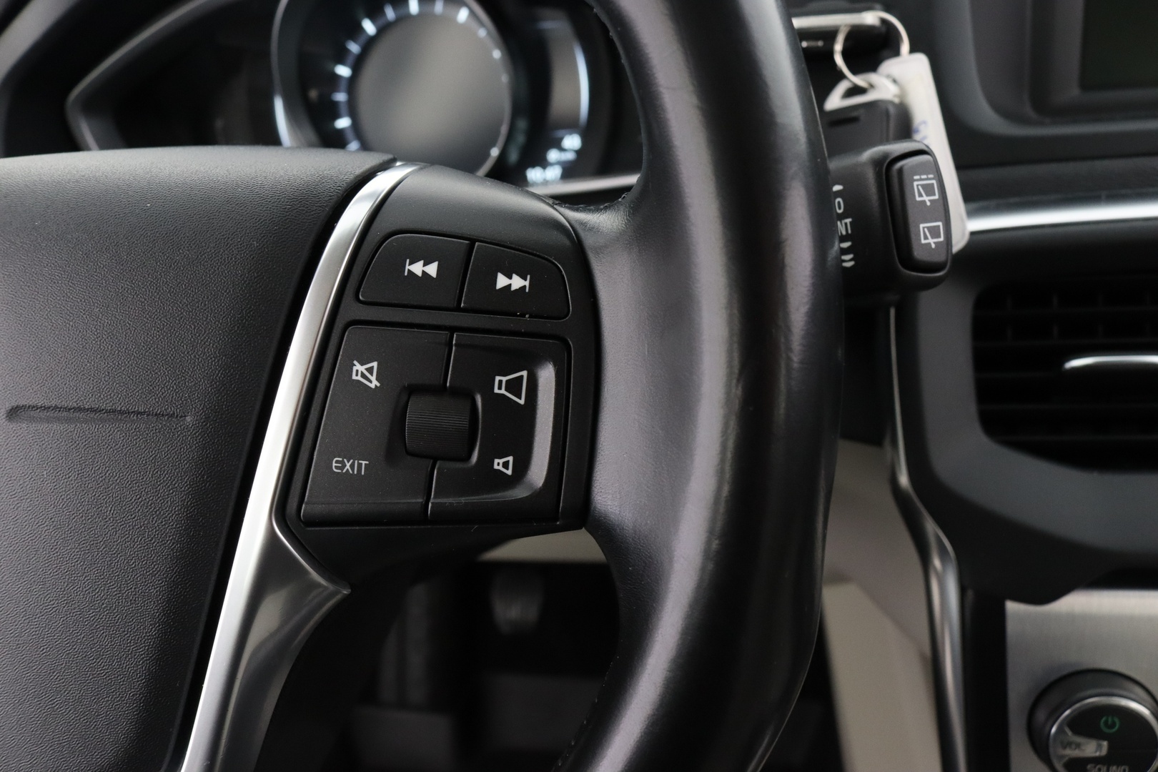 VOLVO V40 20