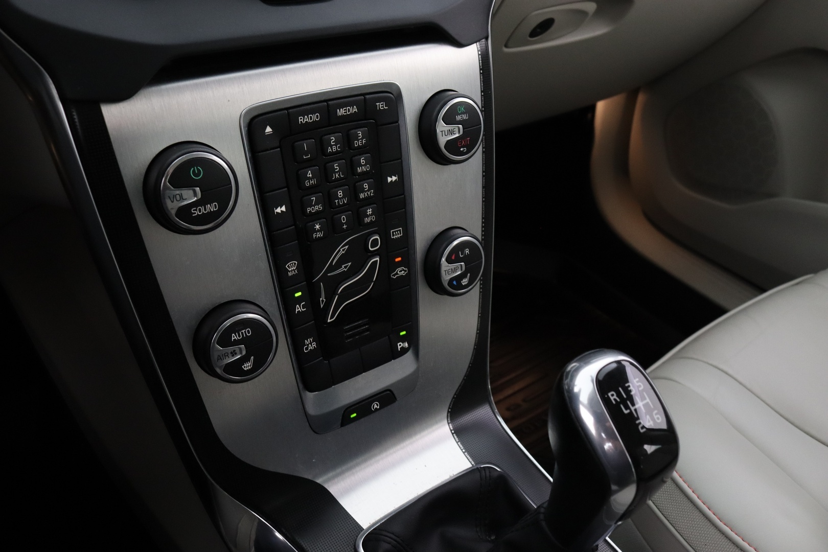VOLVO V40 26