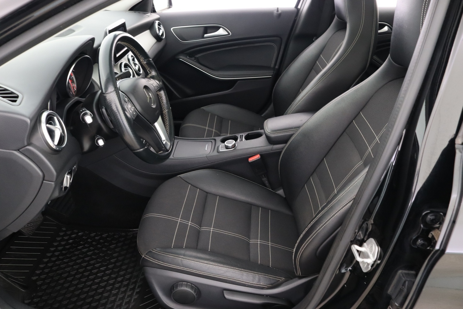MERCEDES-BENZ GLA 12