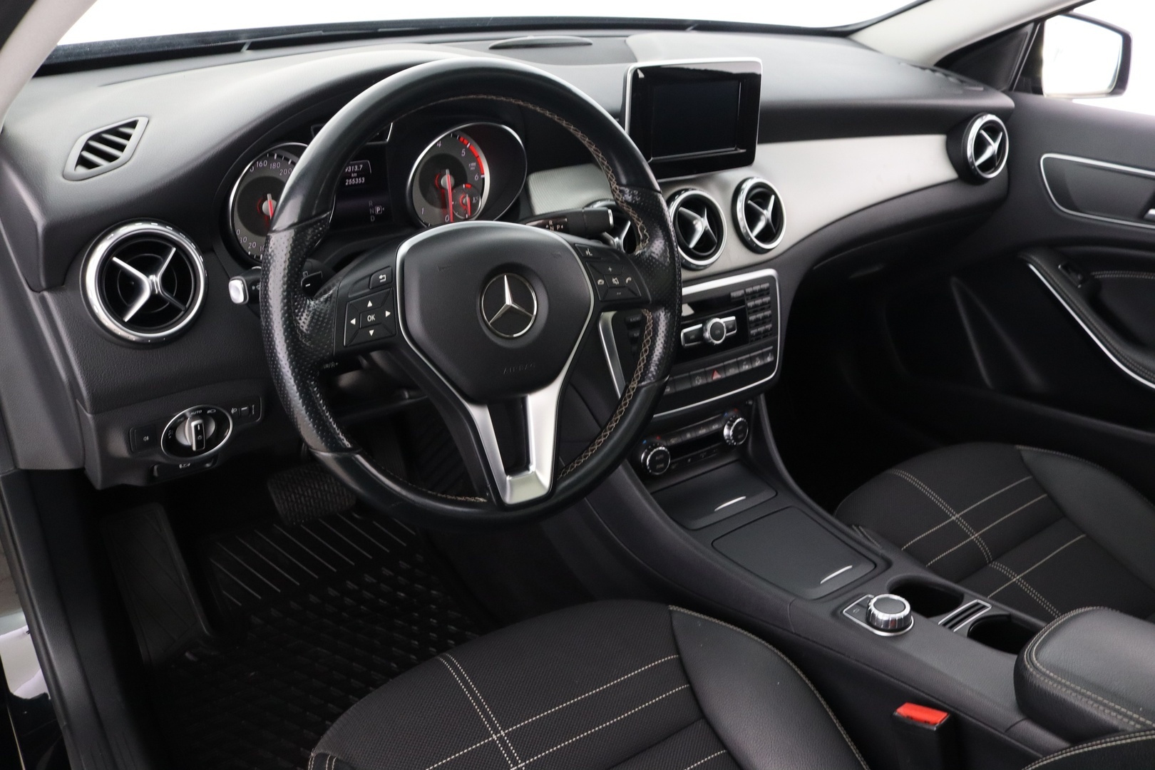 MERCEDES-BENZ GLA 13