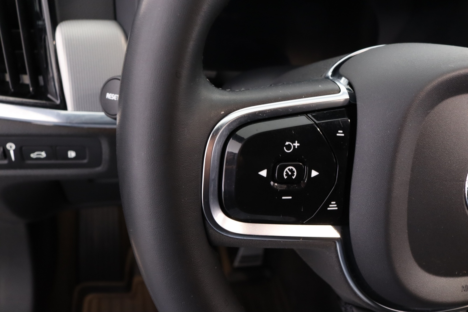 VOLVO S90 23